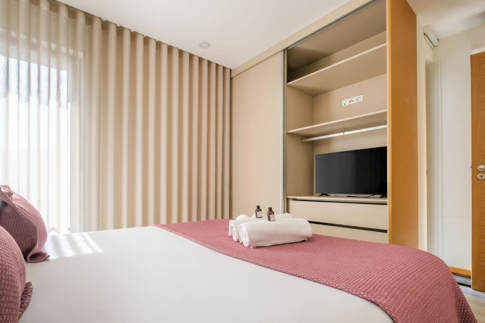 Wonderfull Campanha Train Station With Parking Apartment