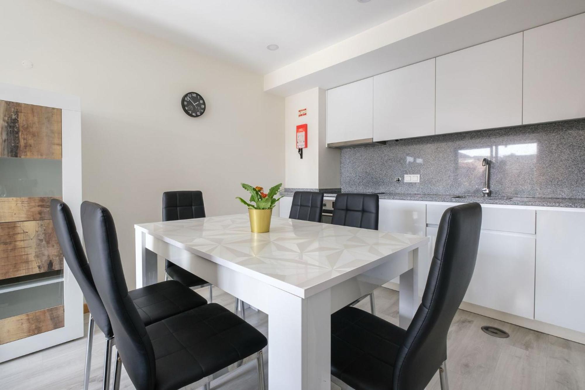 Wonderfull Campanha Train Station With Parking Apartment *