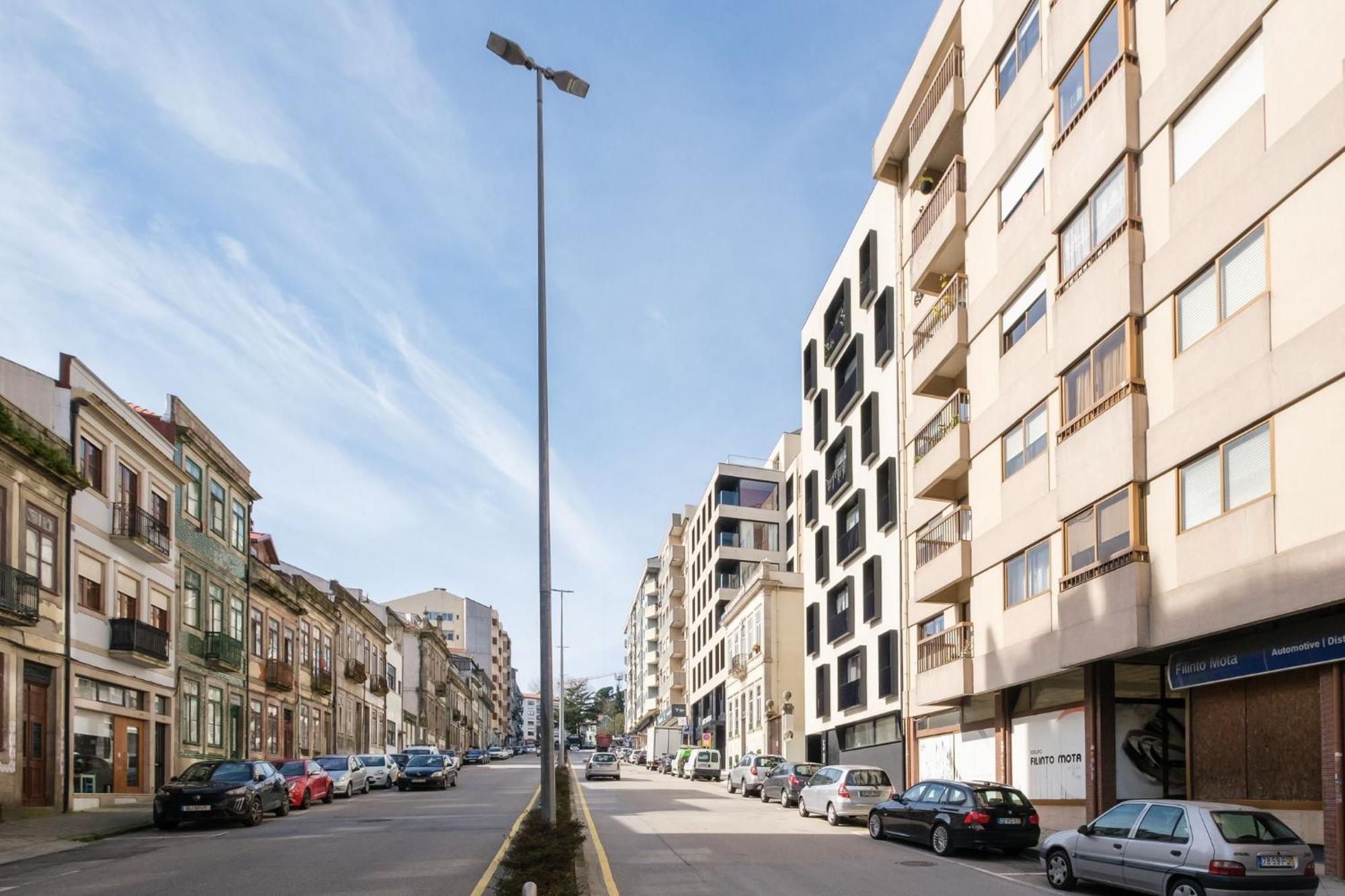 Wonderfull Campanha Train Station With Parking Apartment