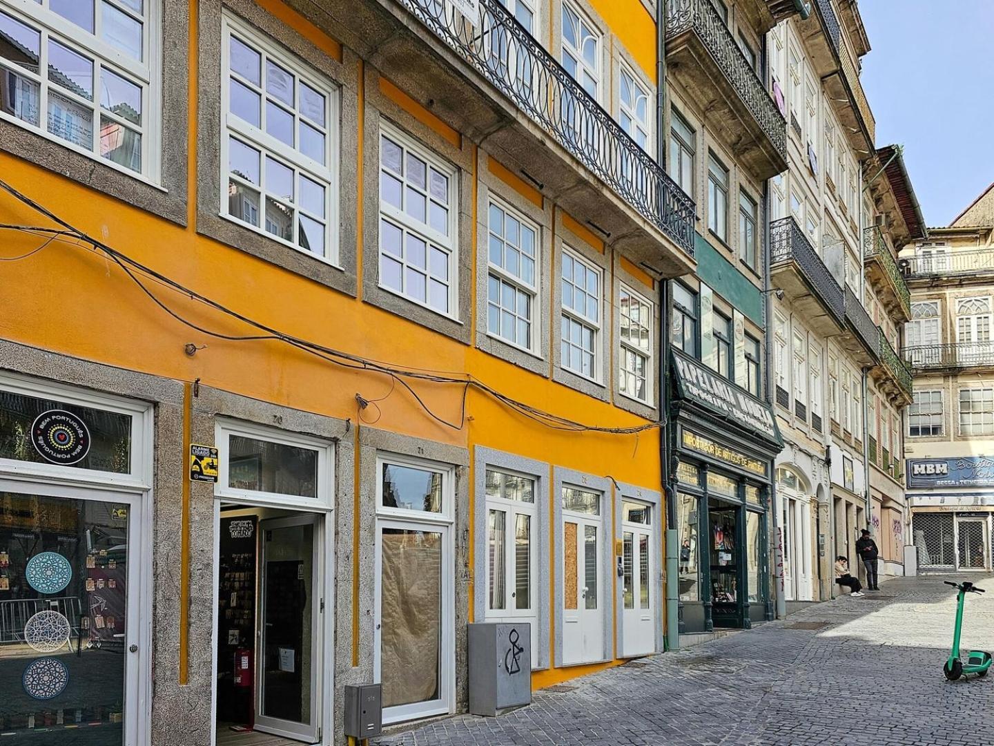 Full Of Light And Color At The Spot In Town Luxe tent Porto