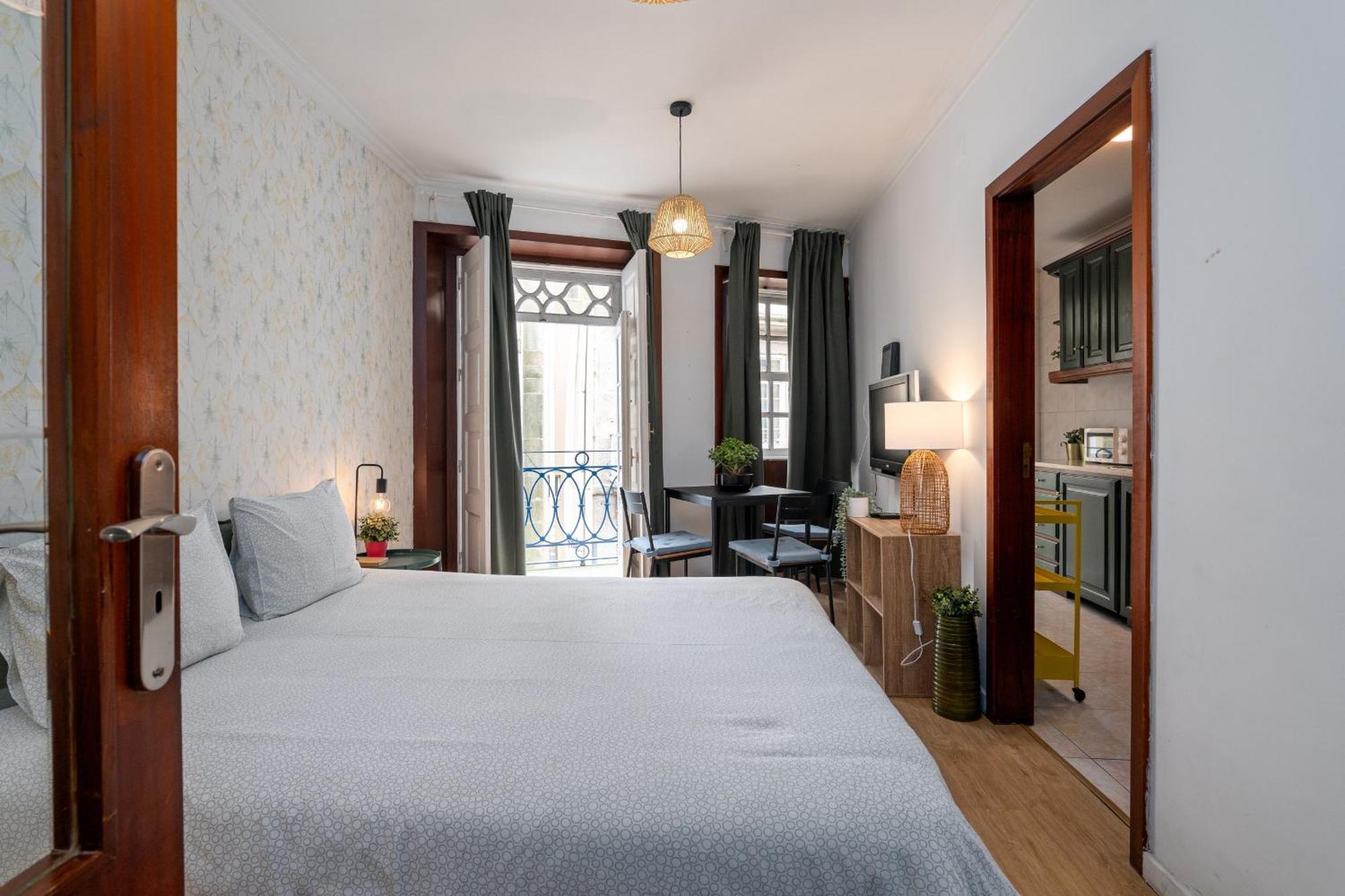 Apartment Renovated Feb25 Clerigos Cozy Balcony With Self Check In Porto