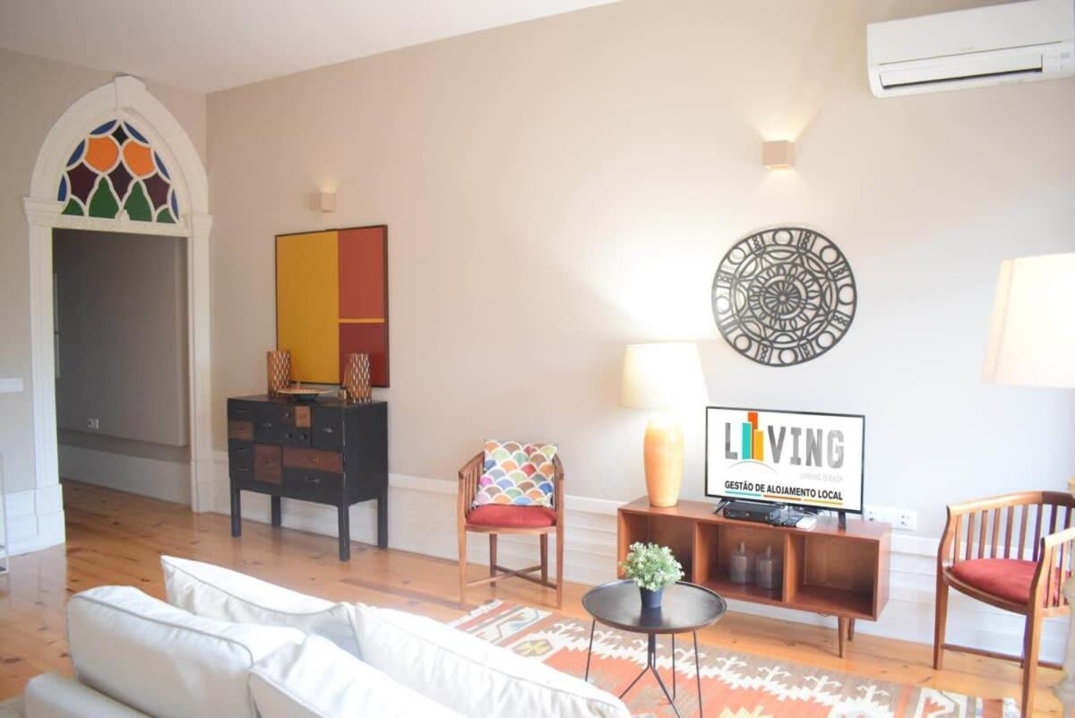 Apartment Liiiving In - Vintage Balcony