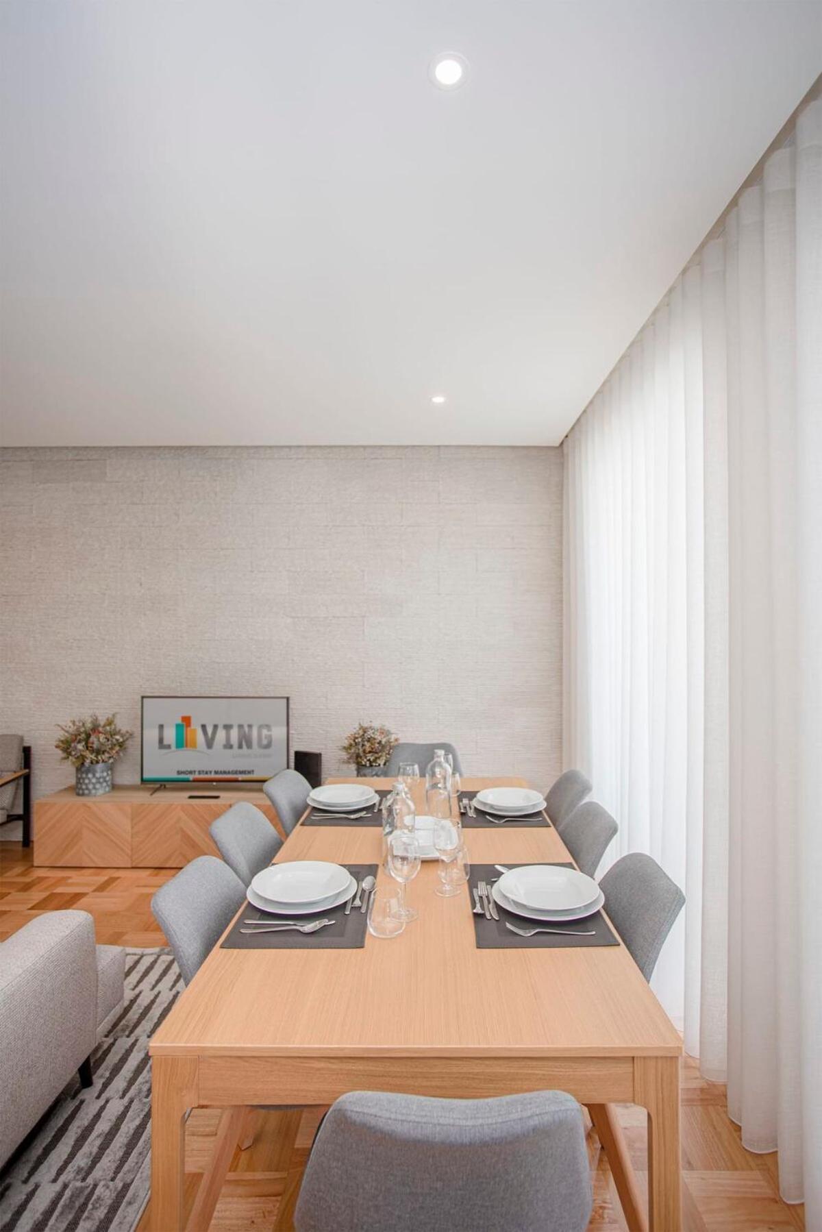 Liiiving In - Design Bright House *