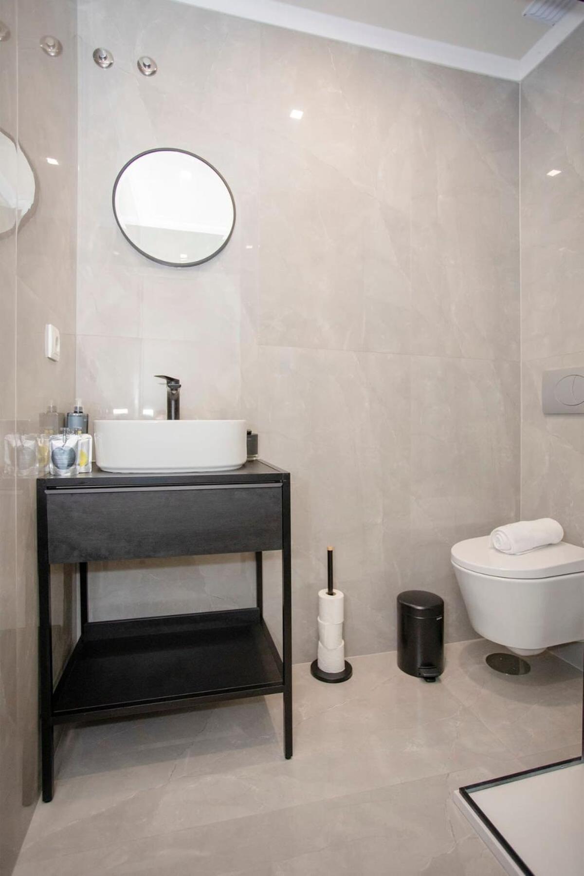 Liiiving In - Uptown Pearl Apartment *