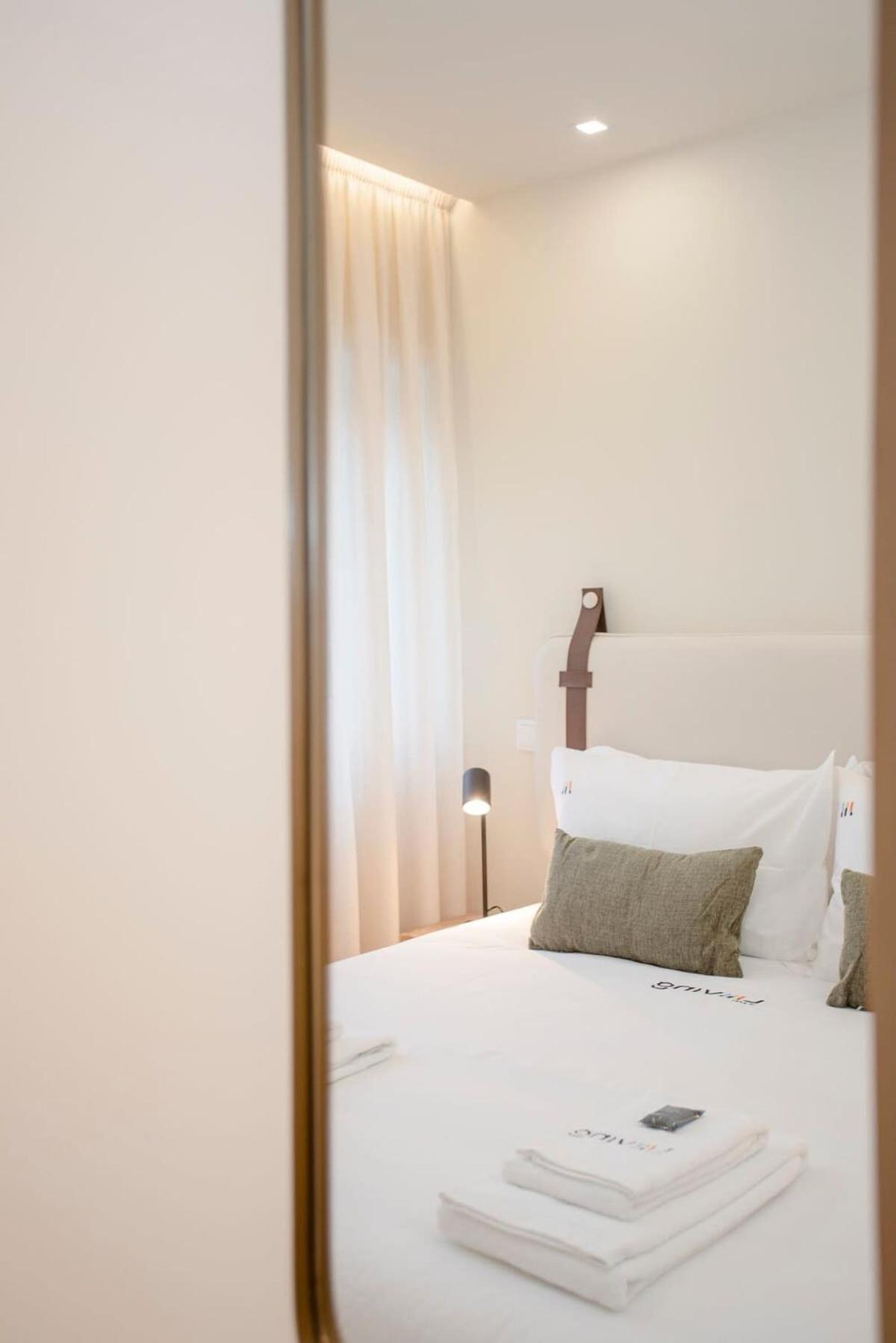 Liiiving In - Uptown Pearl Apartment