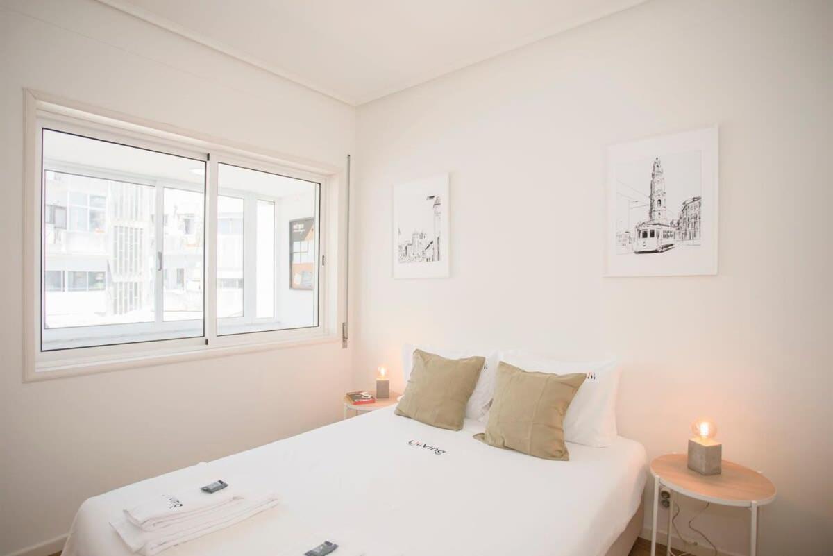 Liiiving In - Downtown Balcony Apartment *