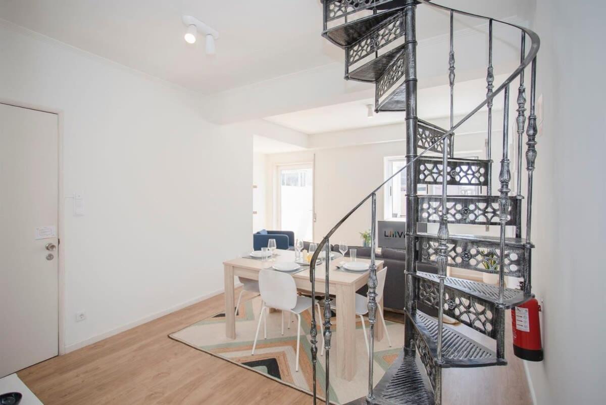 Liiiving In - Downtown Balcony Apartment