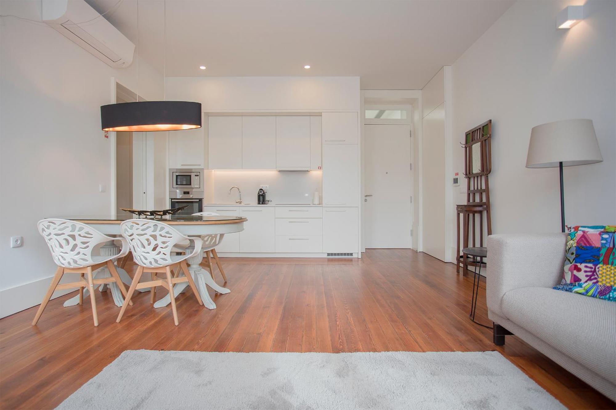 Liiiving In - Downtown & Riverside Balcony Apartment *