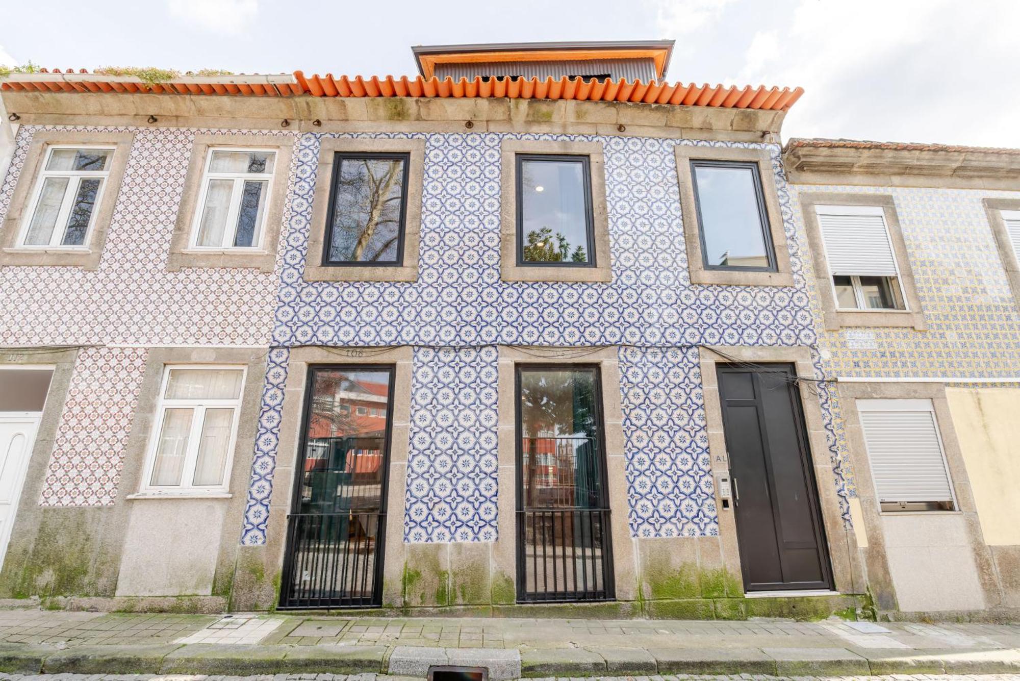 Hostwise - Stylish Sunny Flats Apartment