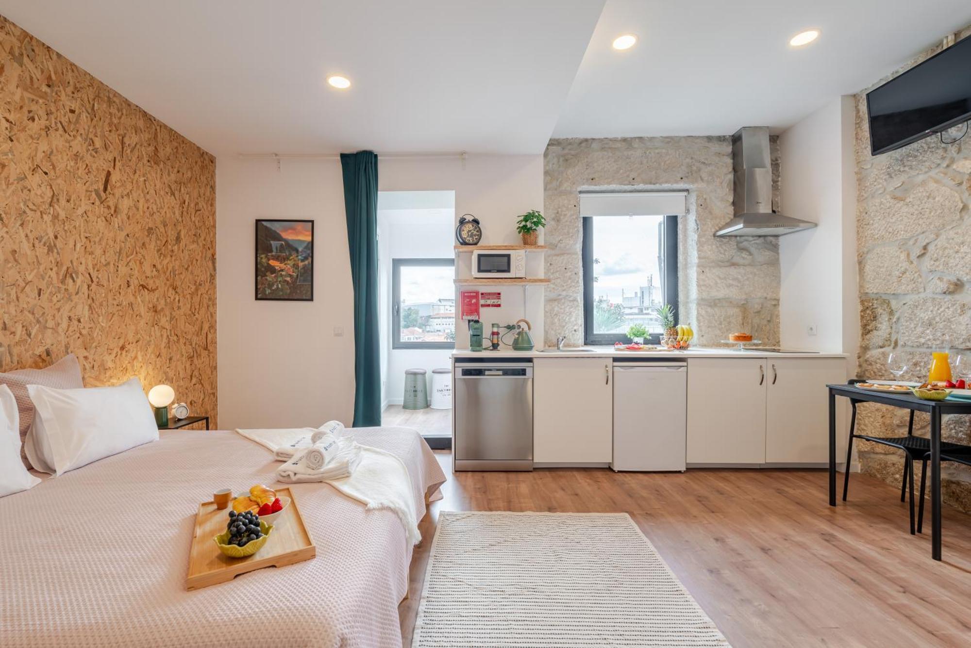 Hostwise - Stylish Sunny Flats Apartment