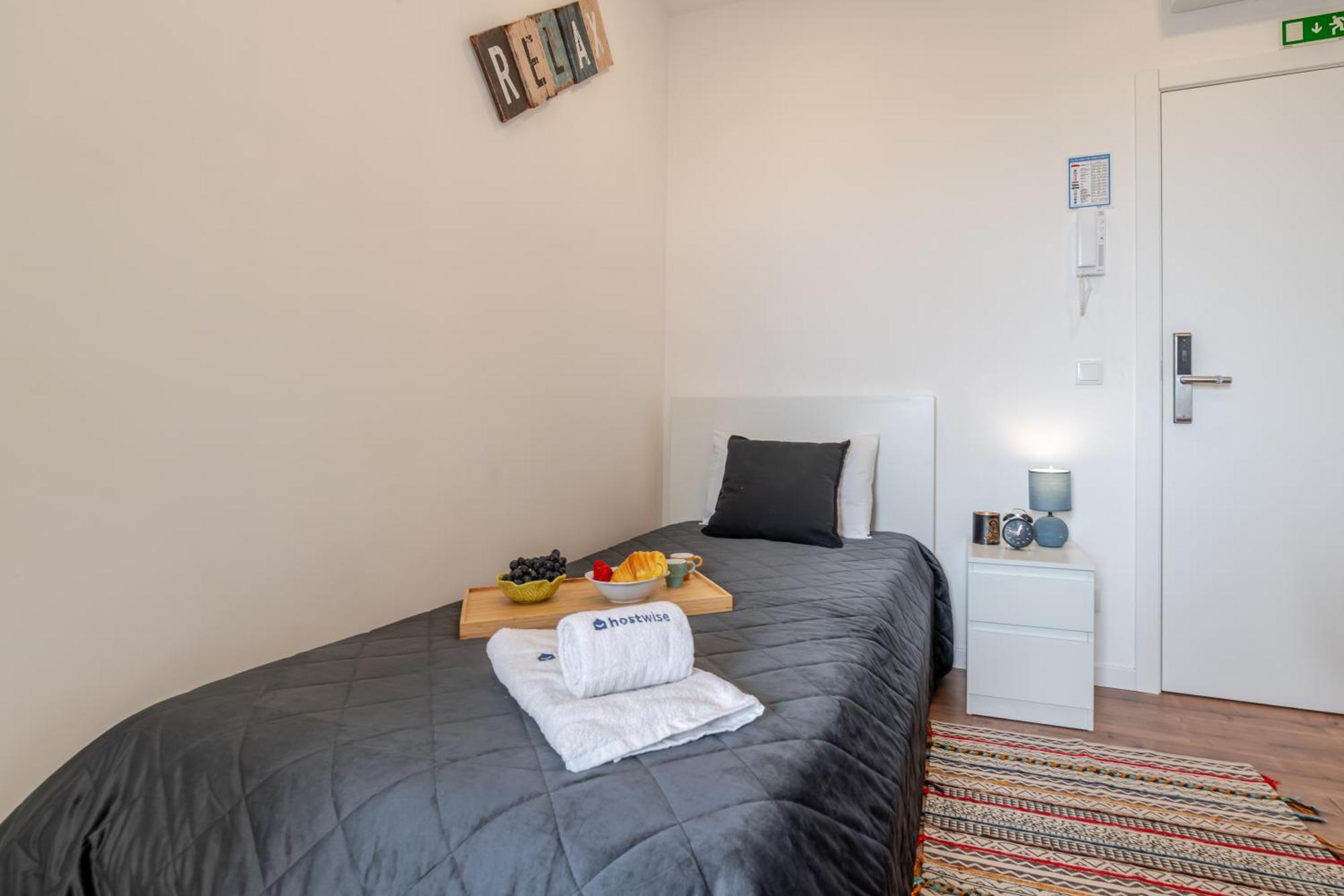 Hostwise - Stylish Sunny Flats Apartment
