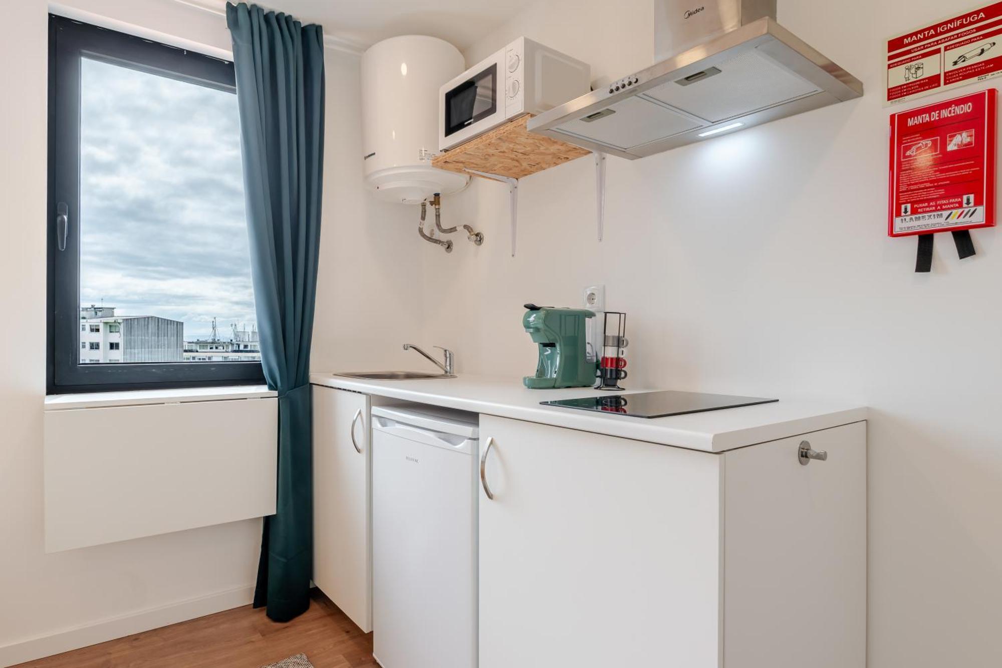 Hostwise - Stylish Sunny Flats Apartment *