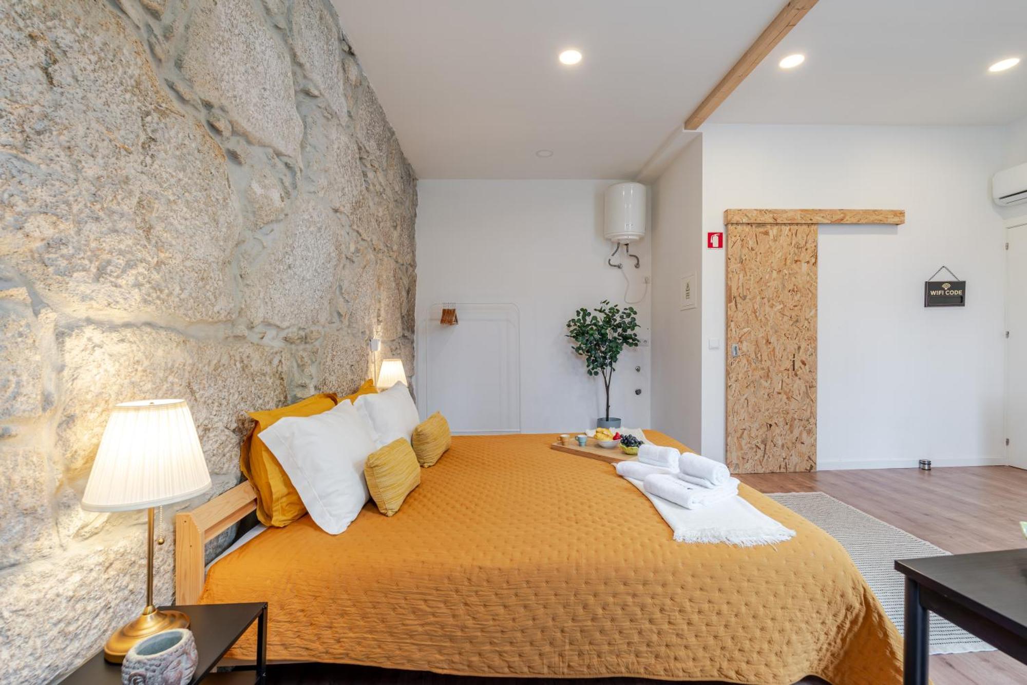 Hostwise - Stylish Sunny Flats Apartment