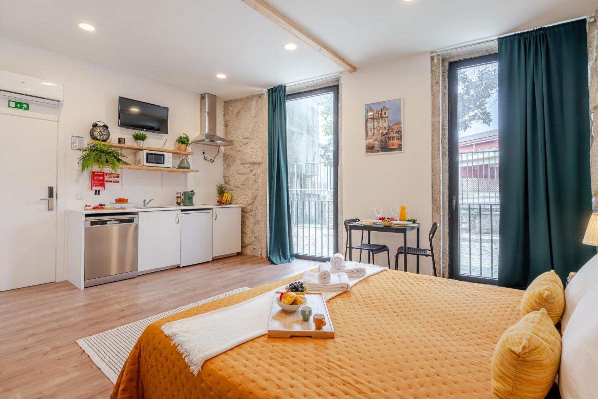 Hostwise - Stylish Sunny Flats Apartment