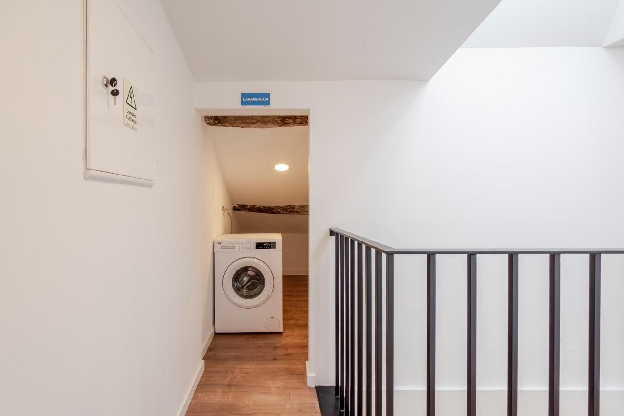 Hostwise - Stylish Sunny Flats Apartment