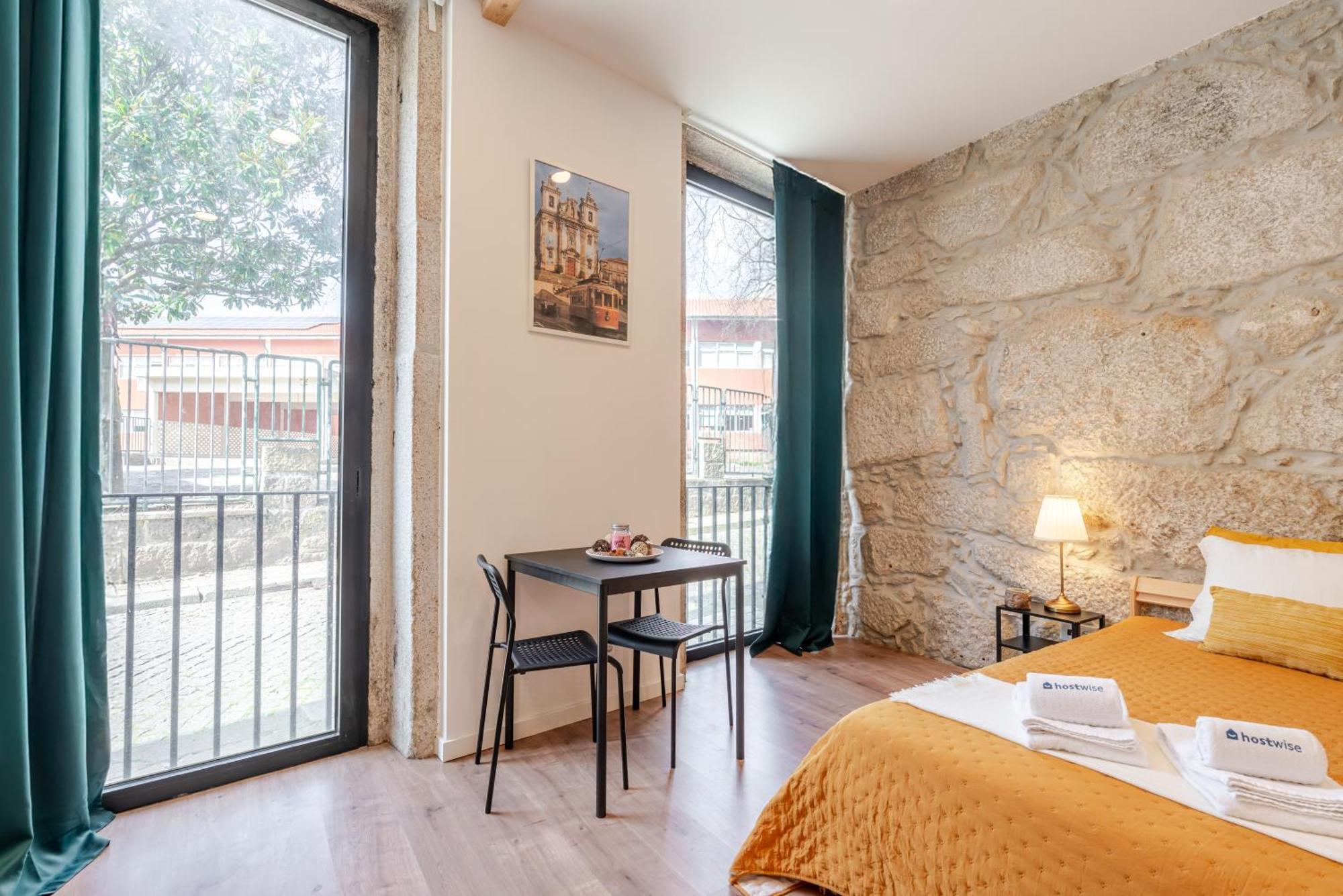 Hostwise - Stylish Sunny Flats Apartment *