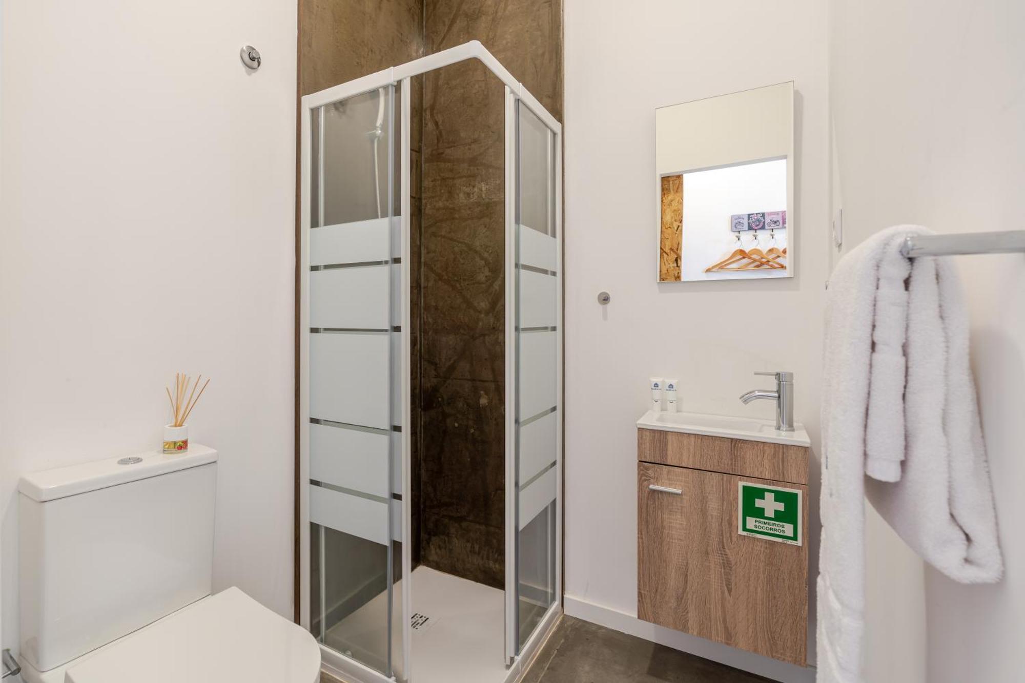 Hostwise - Stylish Sunny Flats Apartment *