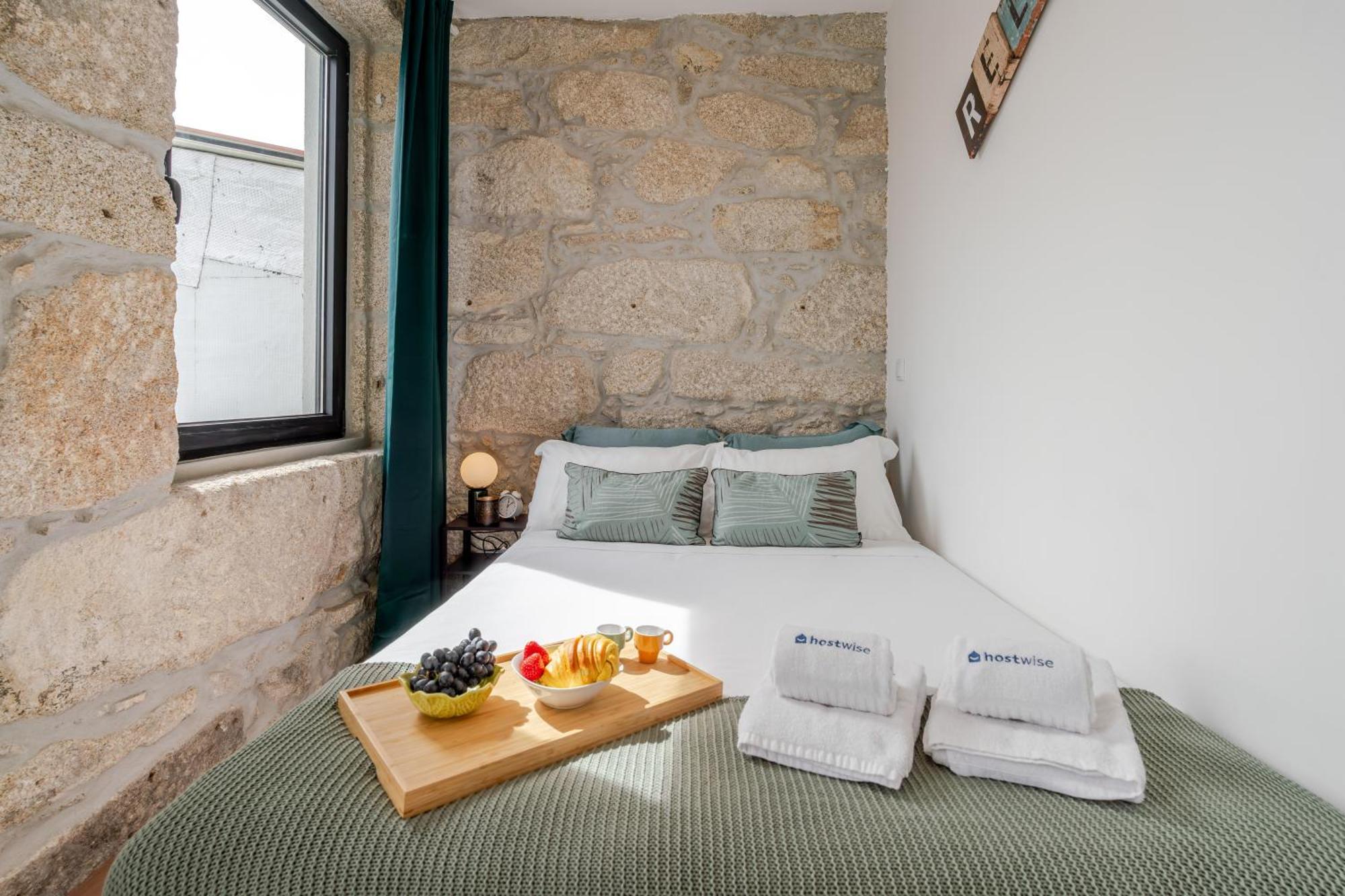 Hostwise - Stylish Sunny Flats Apartment *