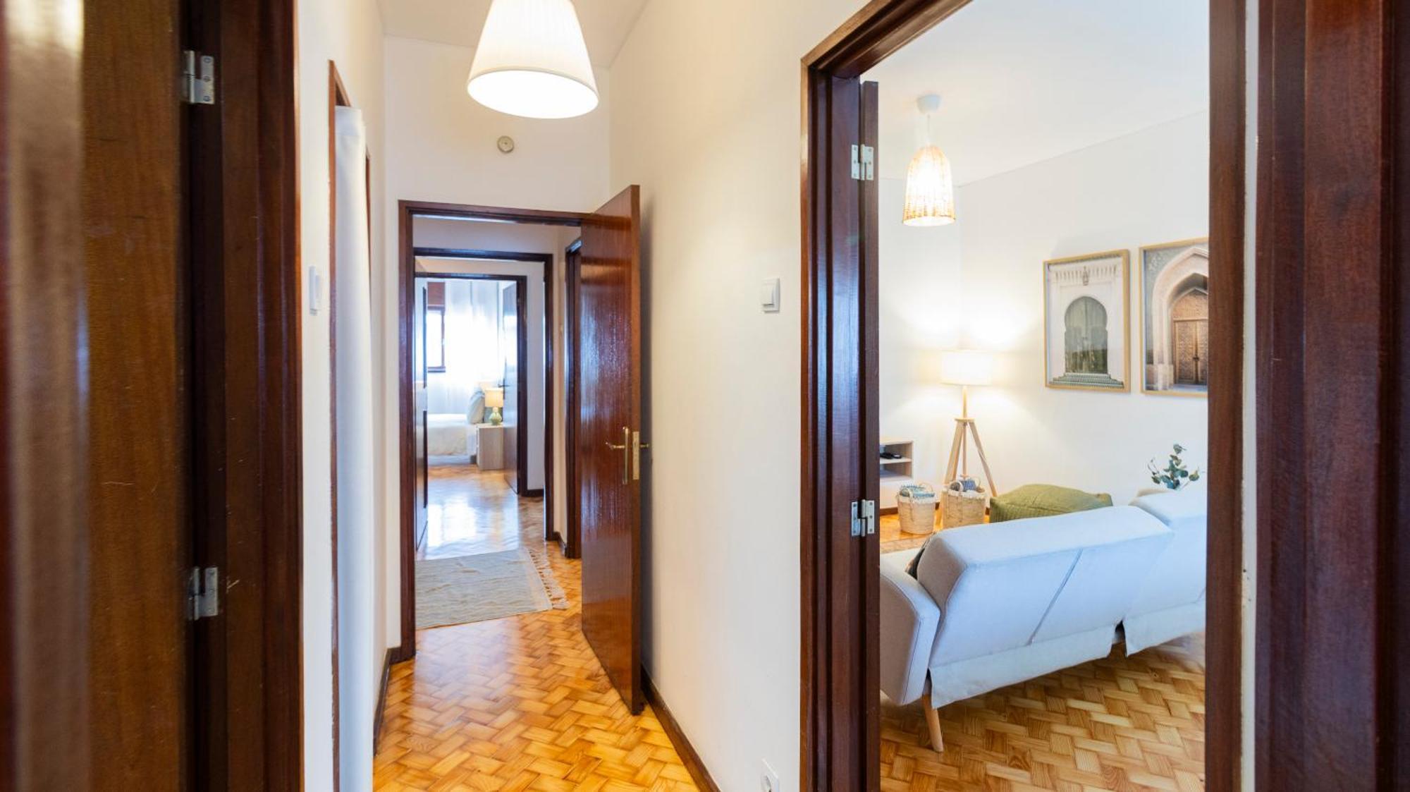 Bright Next Metro Apartment *
