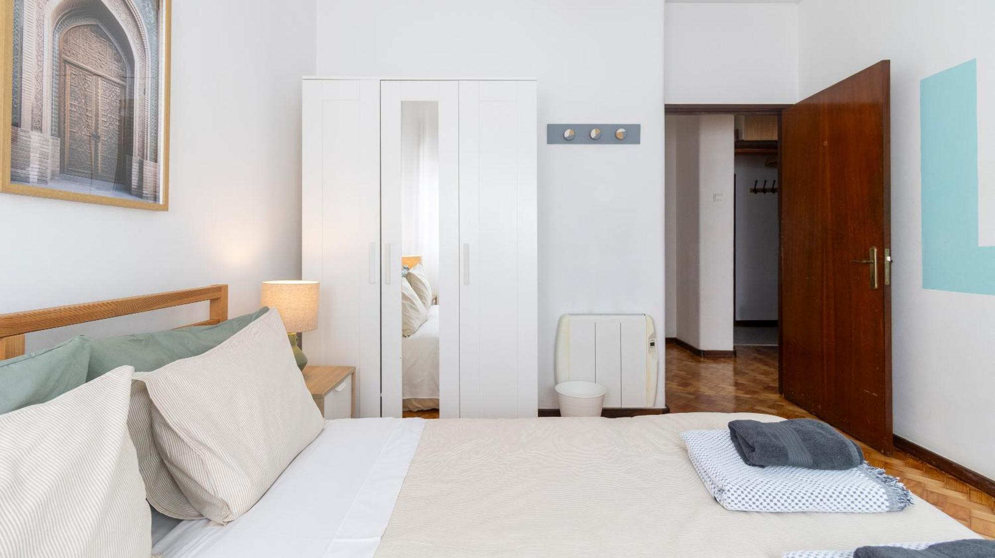 Bright Next Metro Apartment *