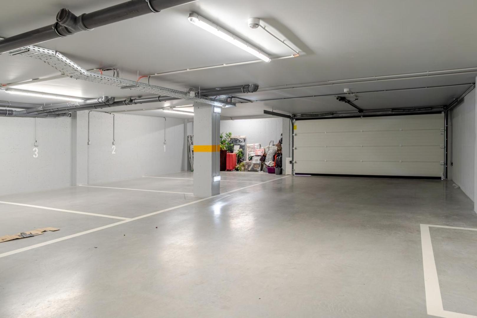 Hostwise - Stylish Flat With Terrace & Garage Apartment