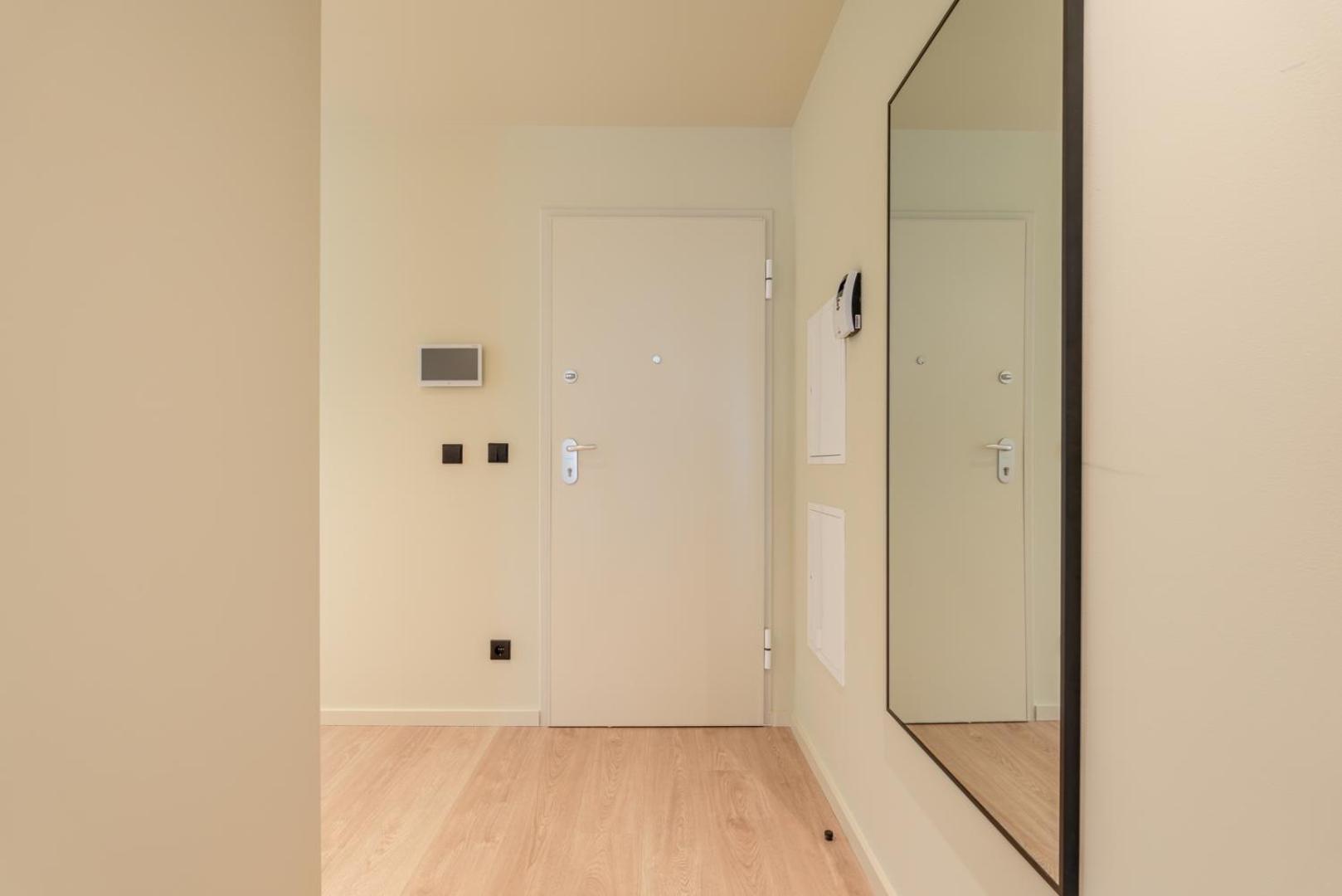 Apartment Hostwise - Stylish Flat With Terrace & Garage