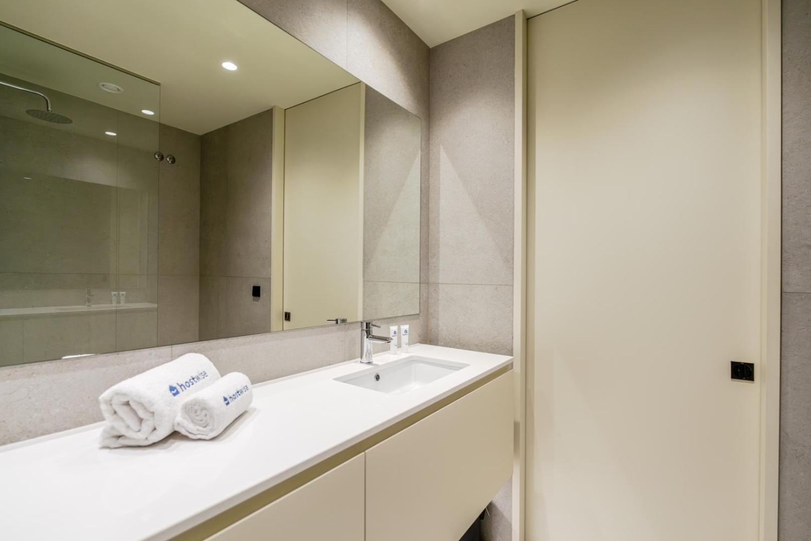 Hostwise - Stylish Flat With Terrace & Garage Apartment Porto