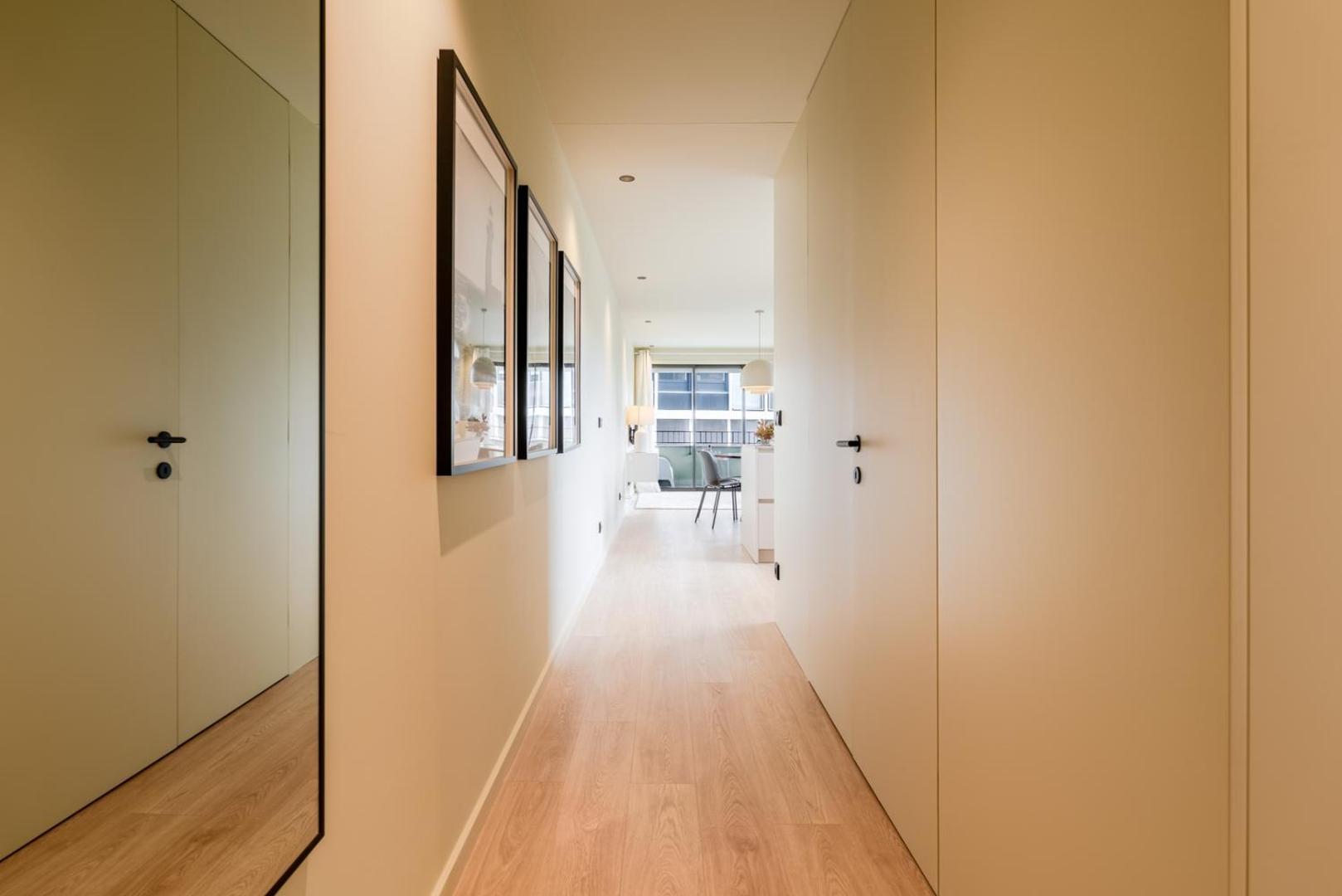 Hostwise - Stylish Flat With Terrace & Garage Apartment *