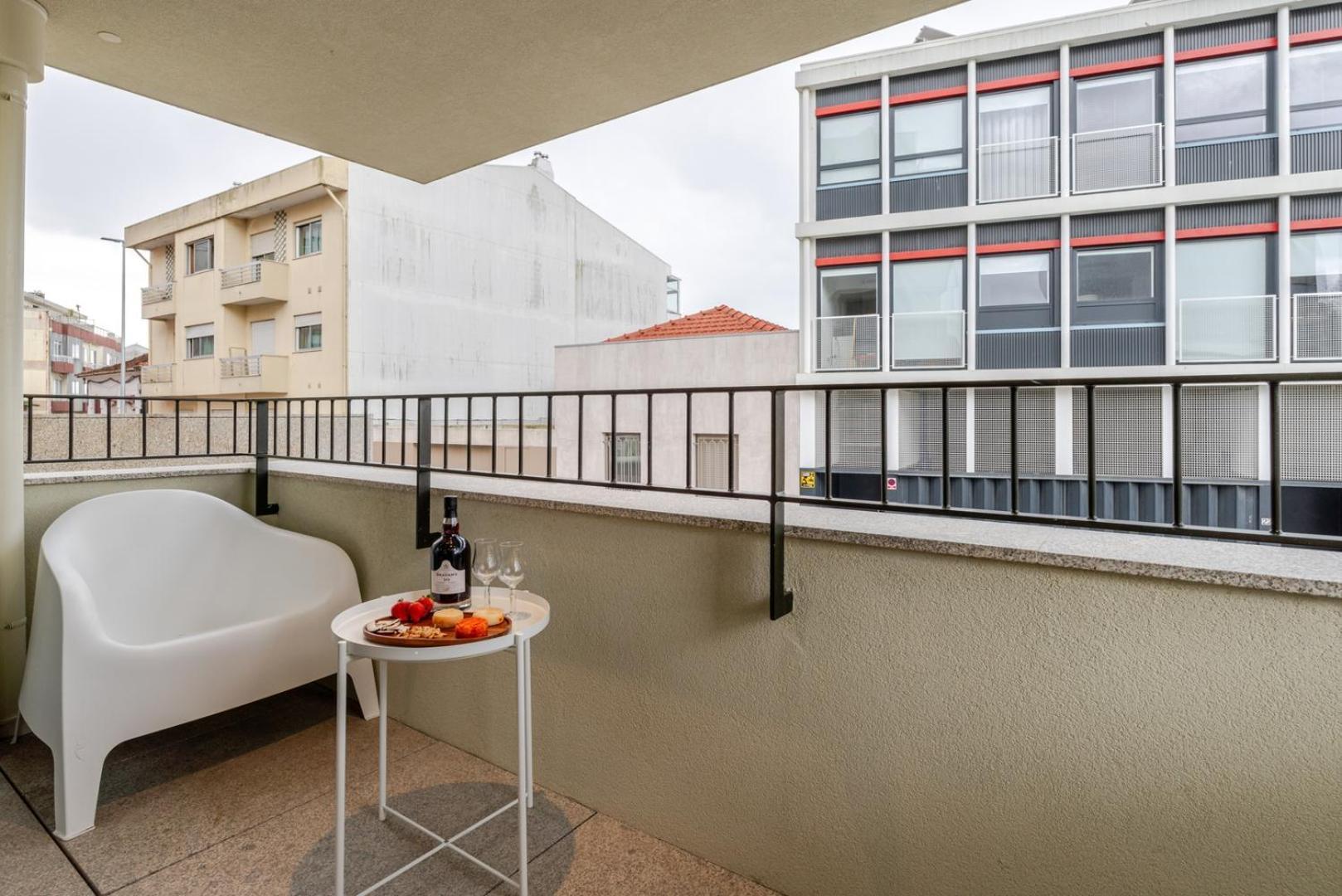 Hostwise - Stylish Flat With Terrace & Garage