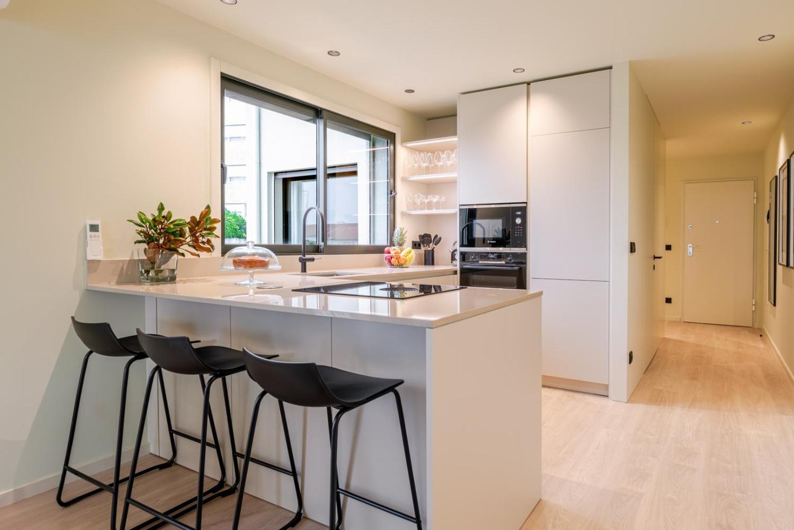 Hostwise - Stylish Flat With Terrace & Garage *