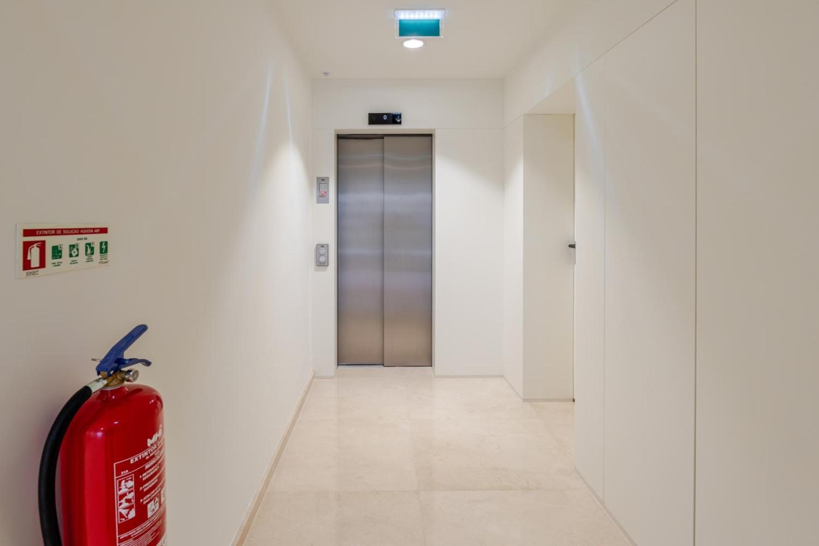 Hostwise - Stylish Flat With Terrace & Garage Apartment