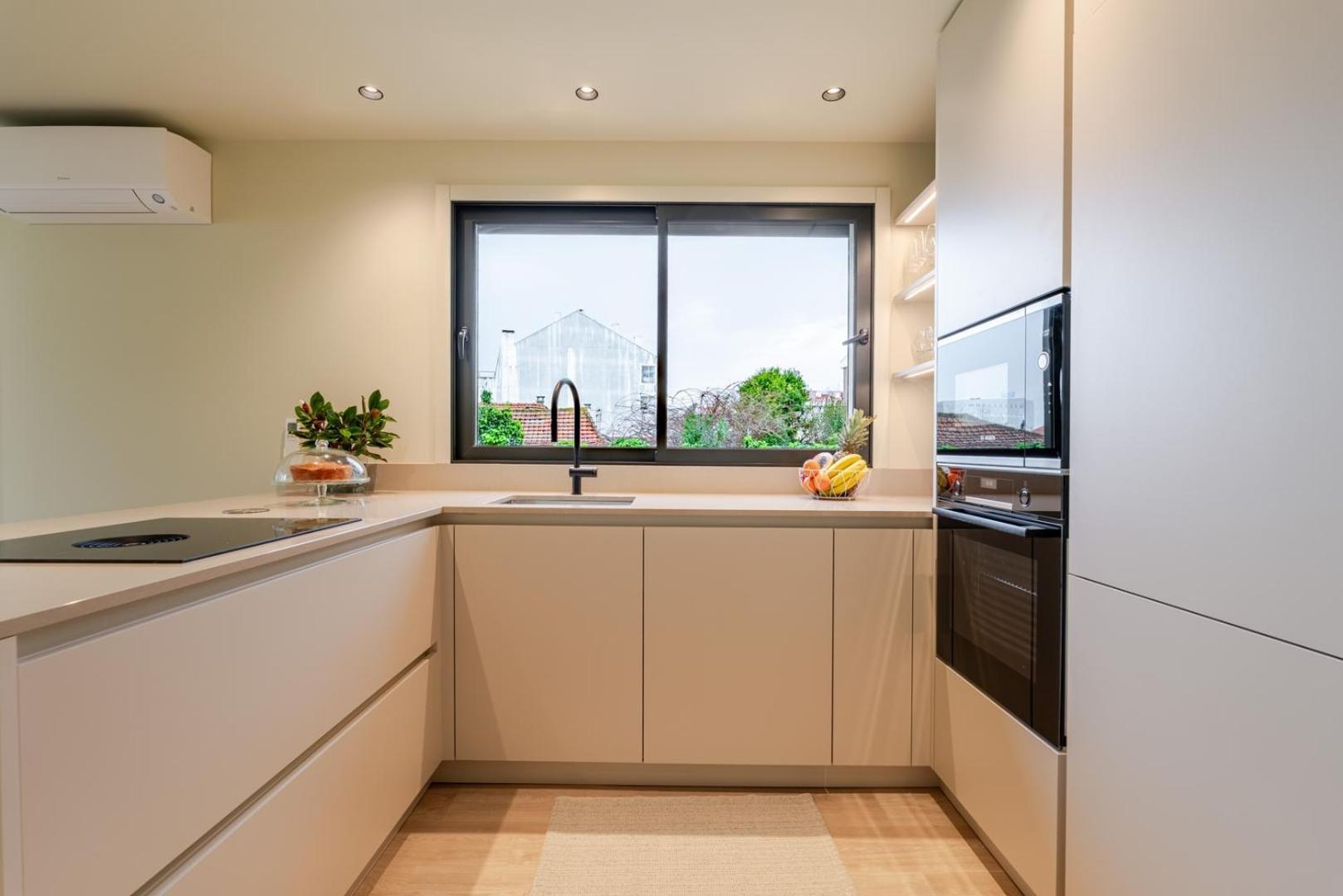 Hostwise - Stylish Flat With Terrace & Garage
