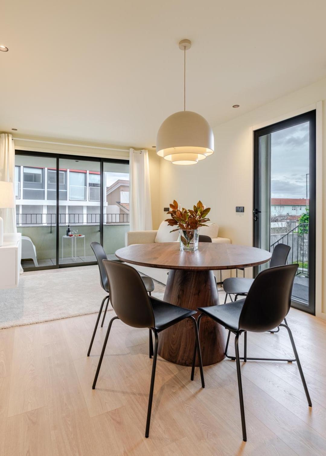 Hostwise - Stylish Flat With Terrace & Garage Apartment