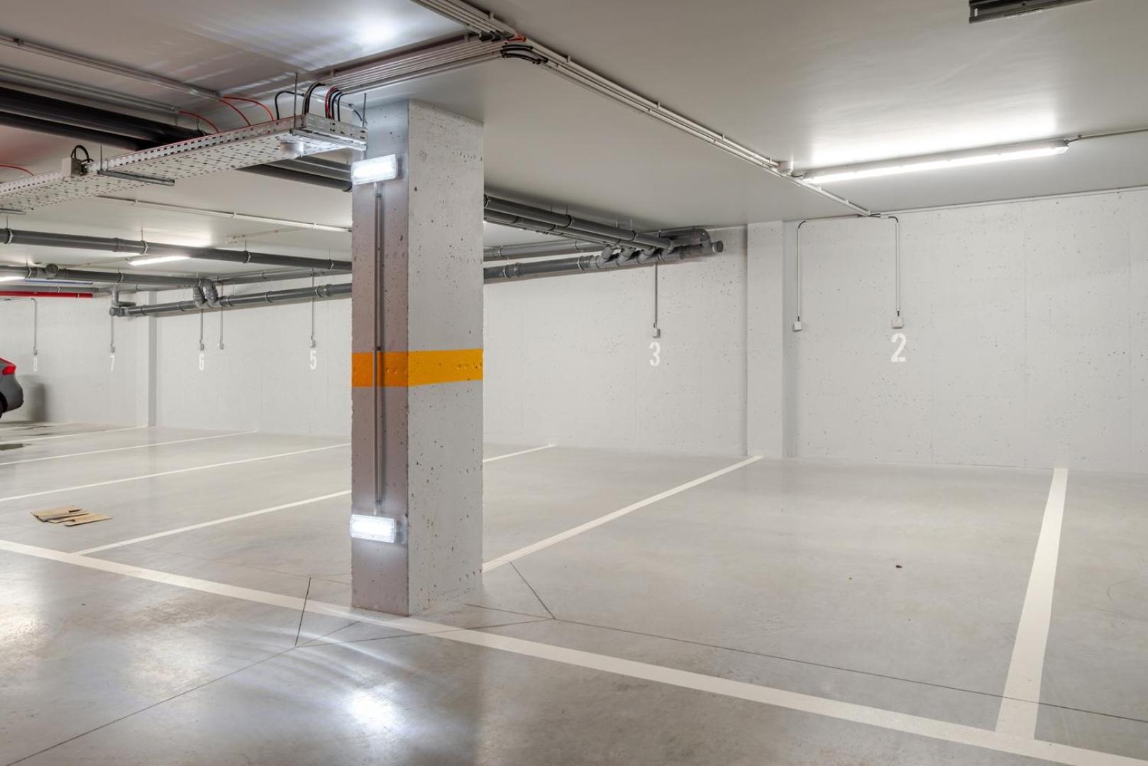 Hostwise - Stylish Flat With Terrace & Garage Apartment *