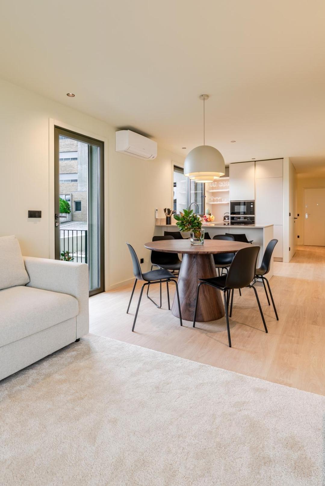 Hostwise - Stylish Flat With Terrace & Garage Apartment *