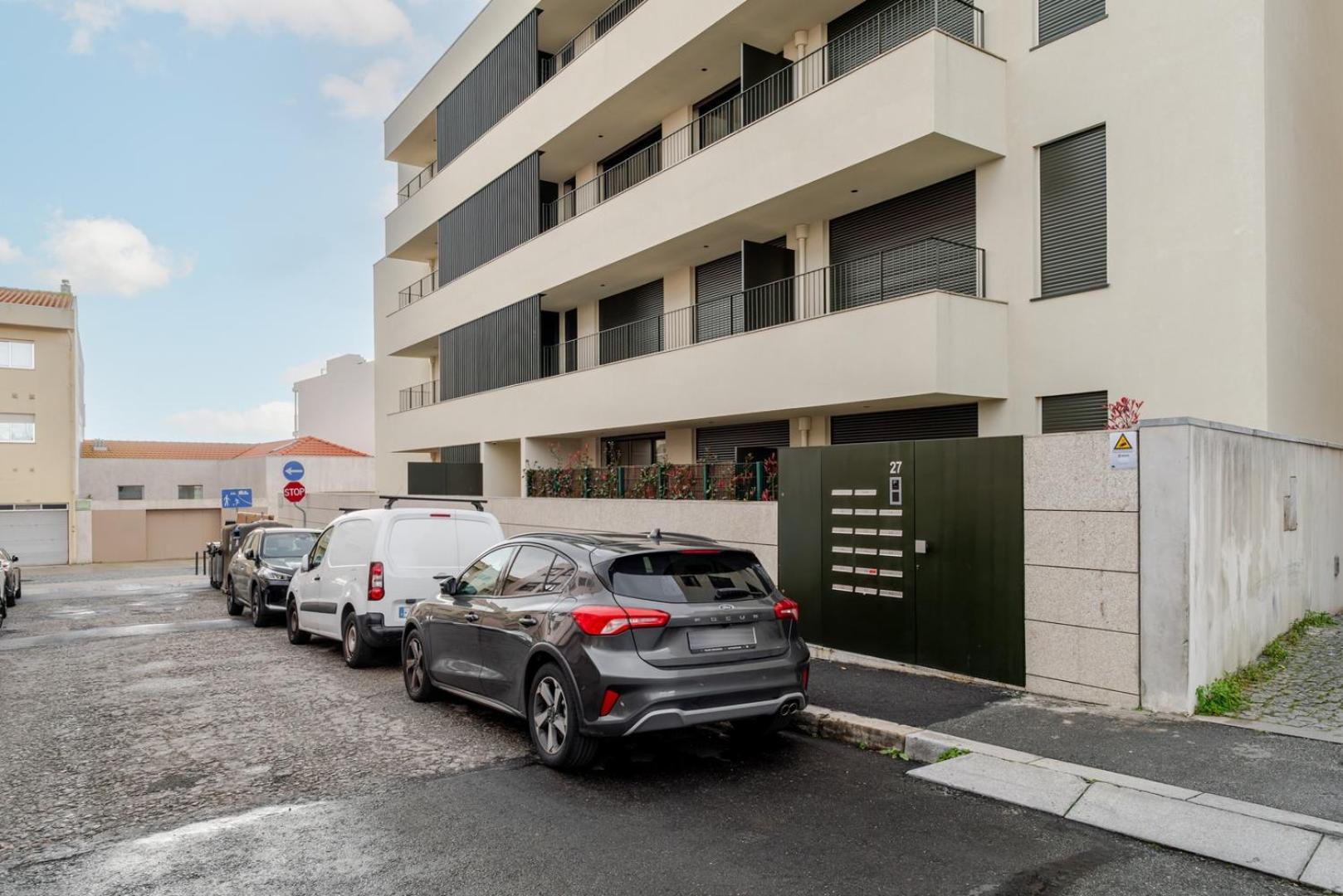 Hostwise - Stylish Flat With Terrace & Garage *