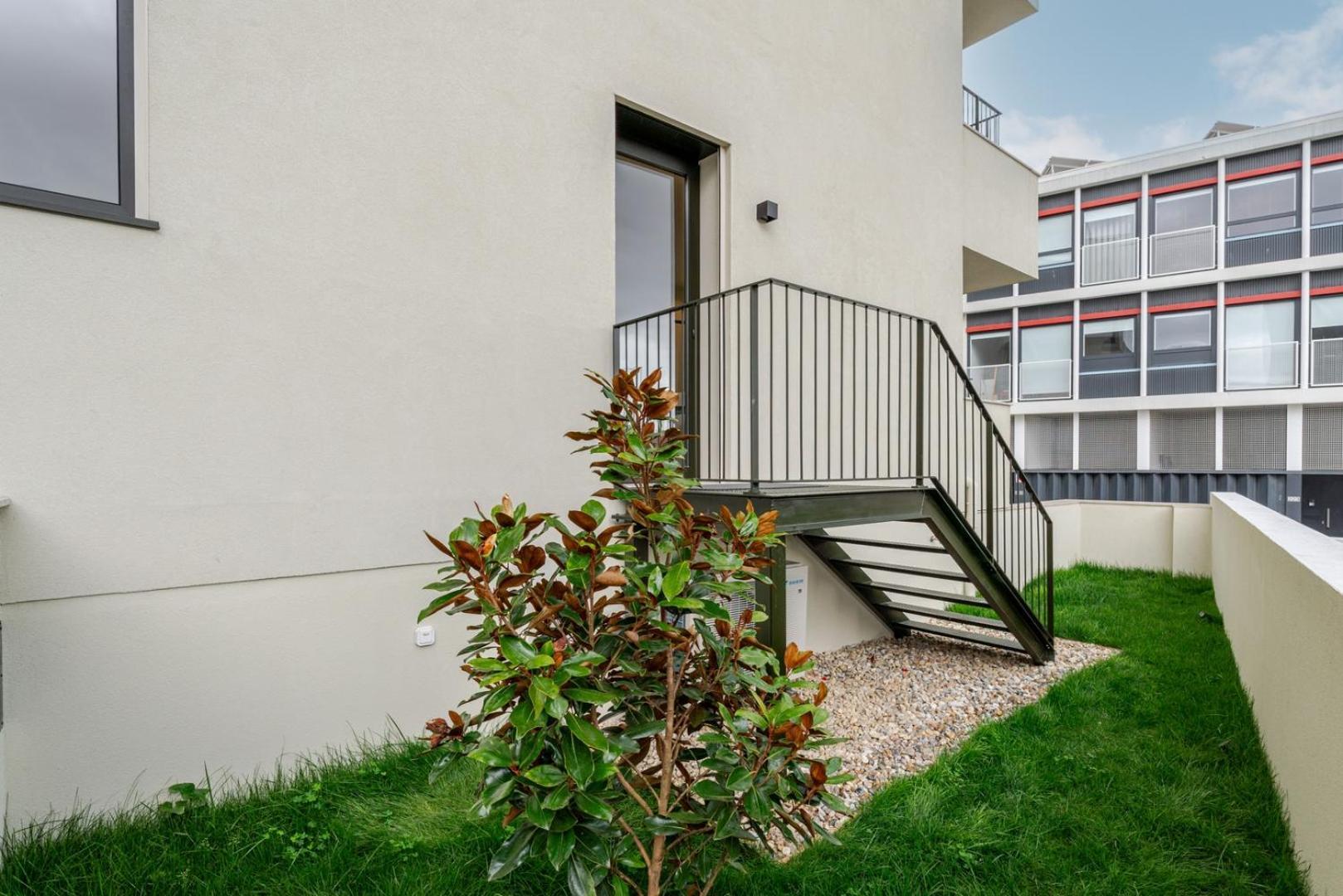 Hostwise - Stylish Flat With Terrace & Garage *