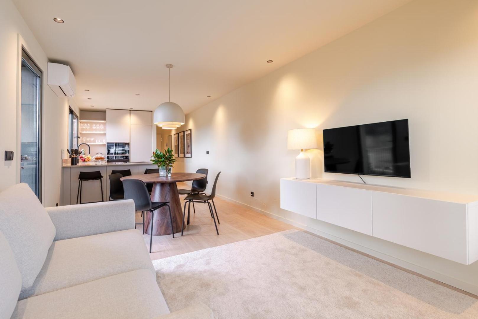 Hostwise - Stylish Flat With Terrace & Garage Apartment
