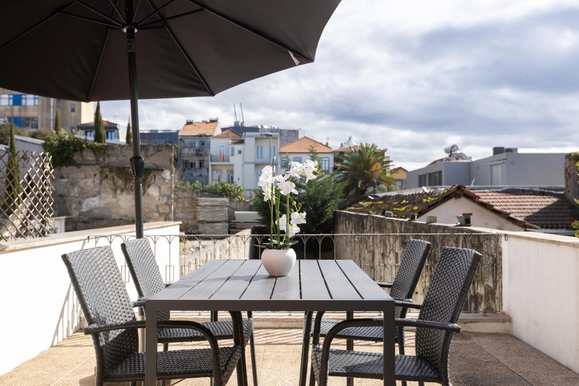 New!central W/ Sunny Terrace - 9 Min Walk Trindade Apartment *