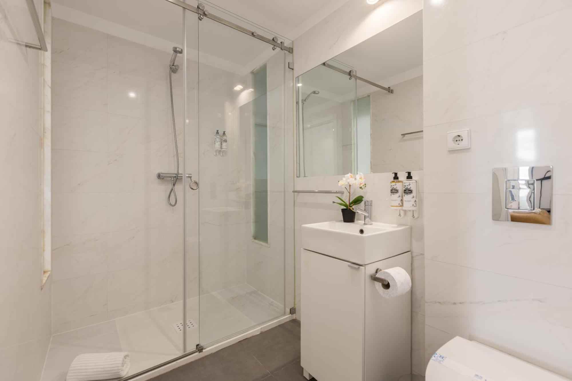 New!central W/ Sunny Terrace - 9 Min Walk Trindade Apartment *