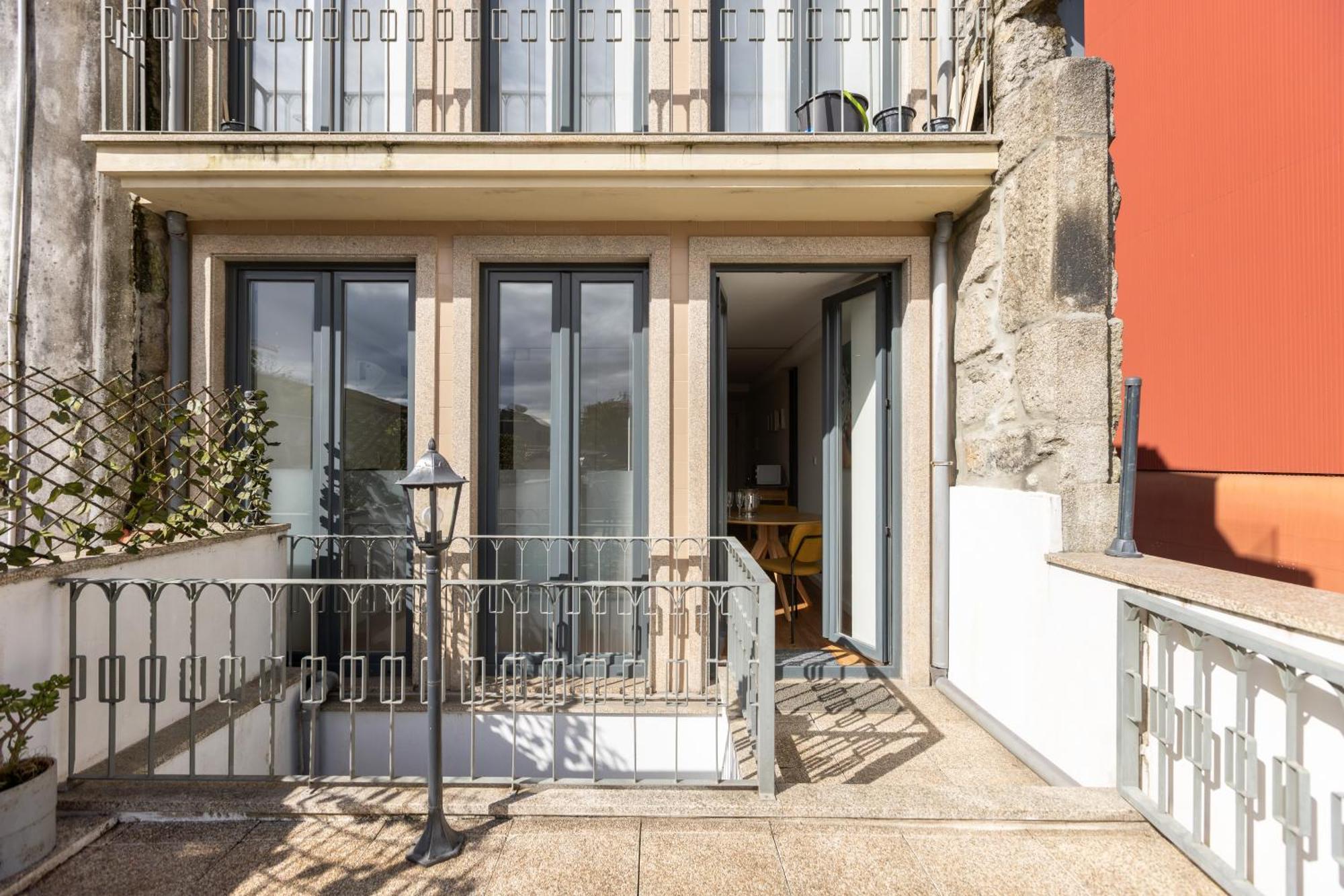 New!central W/ Sunny Terrace - 9 Min Walk Trindade Apartment Porto