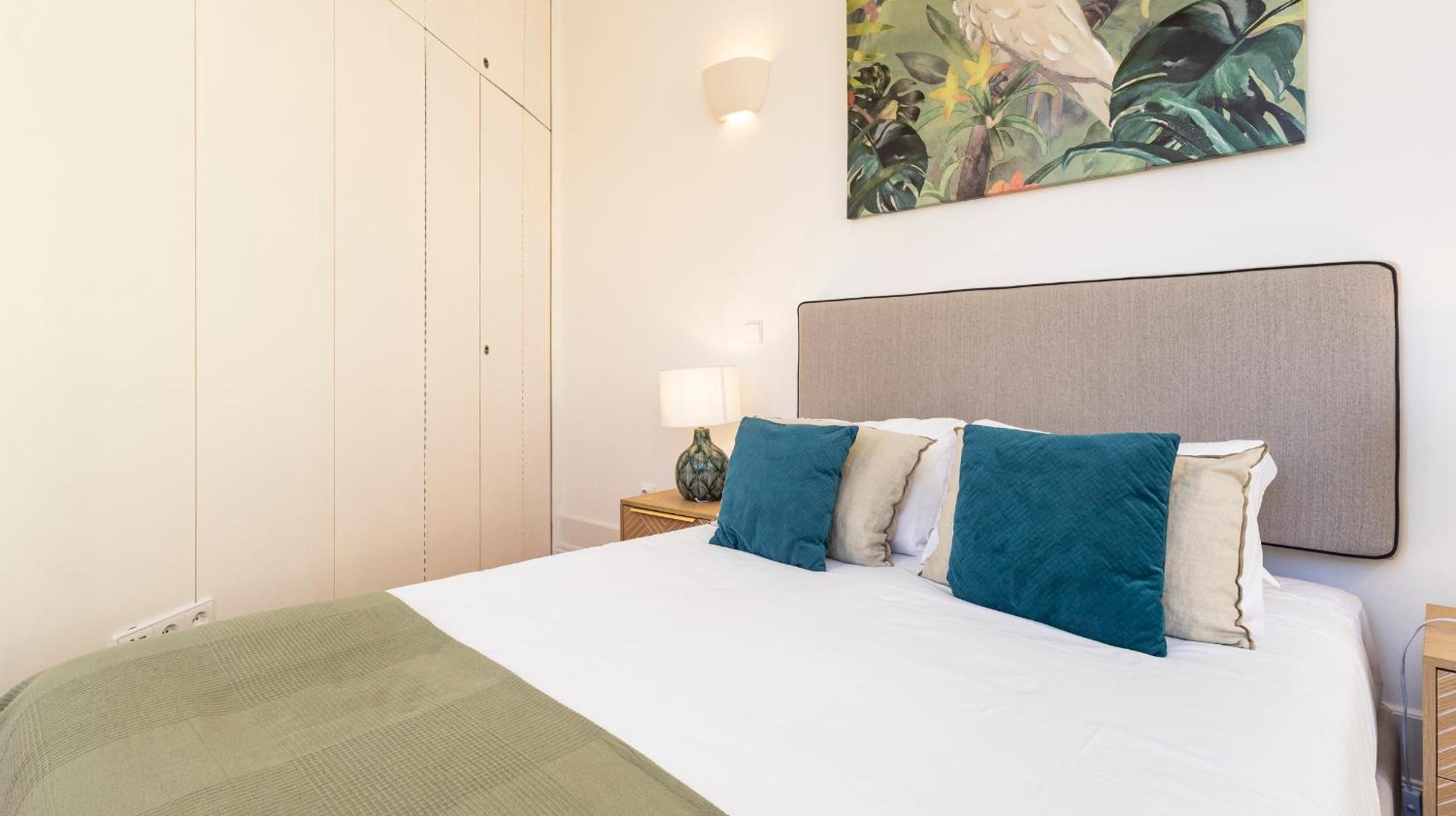 Bright Flat Few Steps To Aliados Av By Lovelystay * Porto