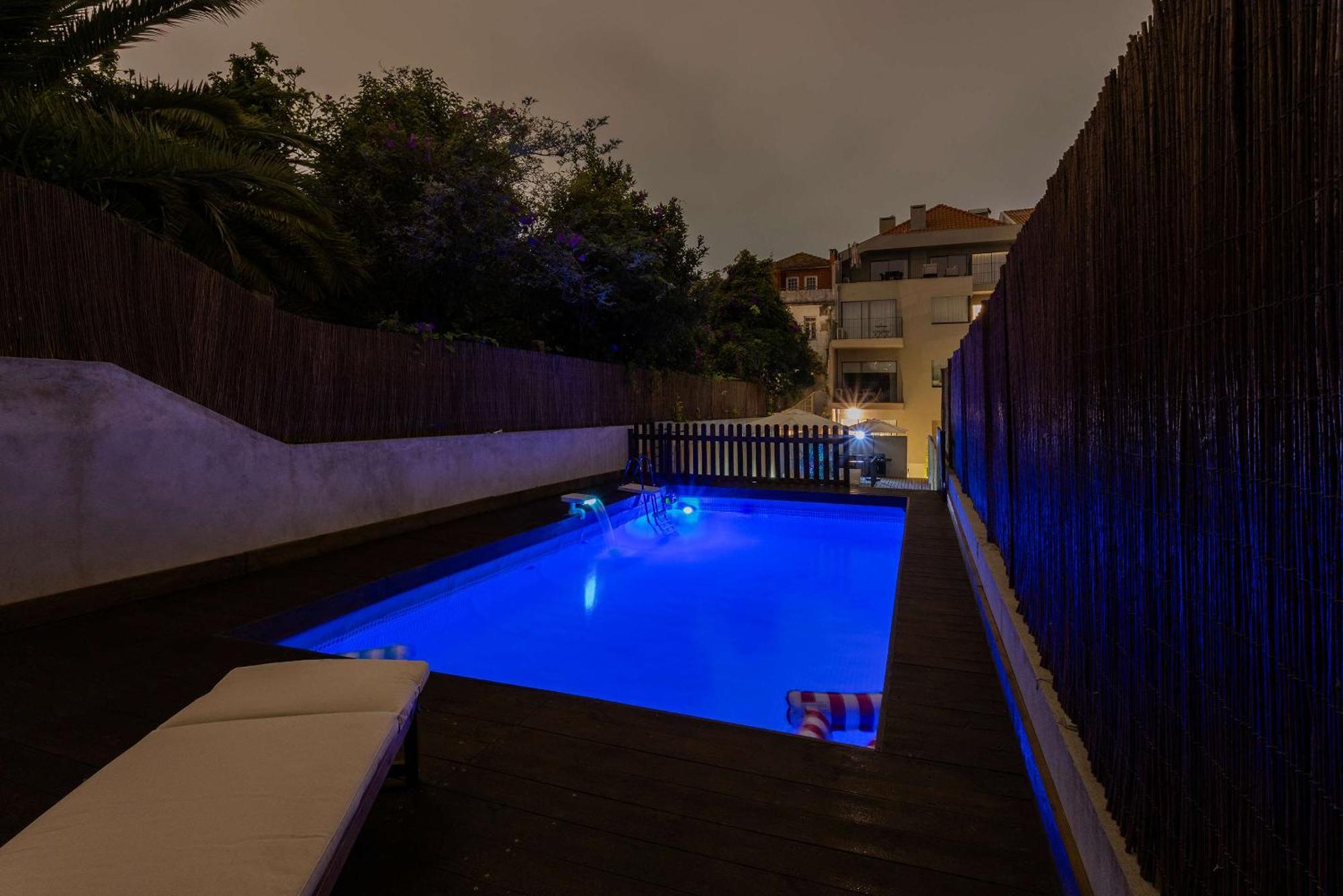 Liiiving In - Pool Paradise