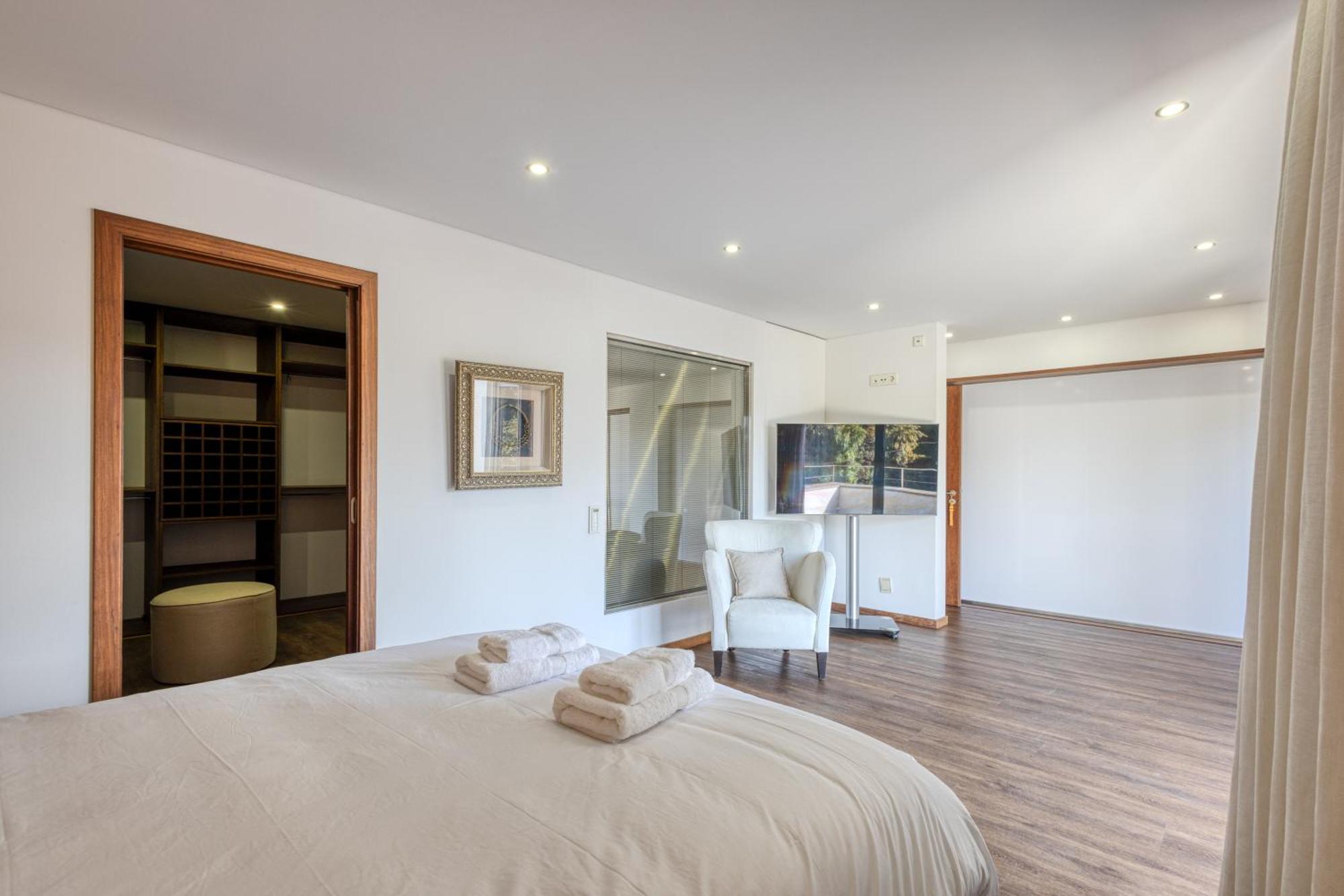 On Luxury House - Pool & Parking