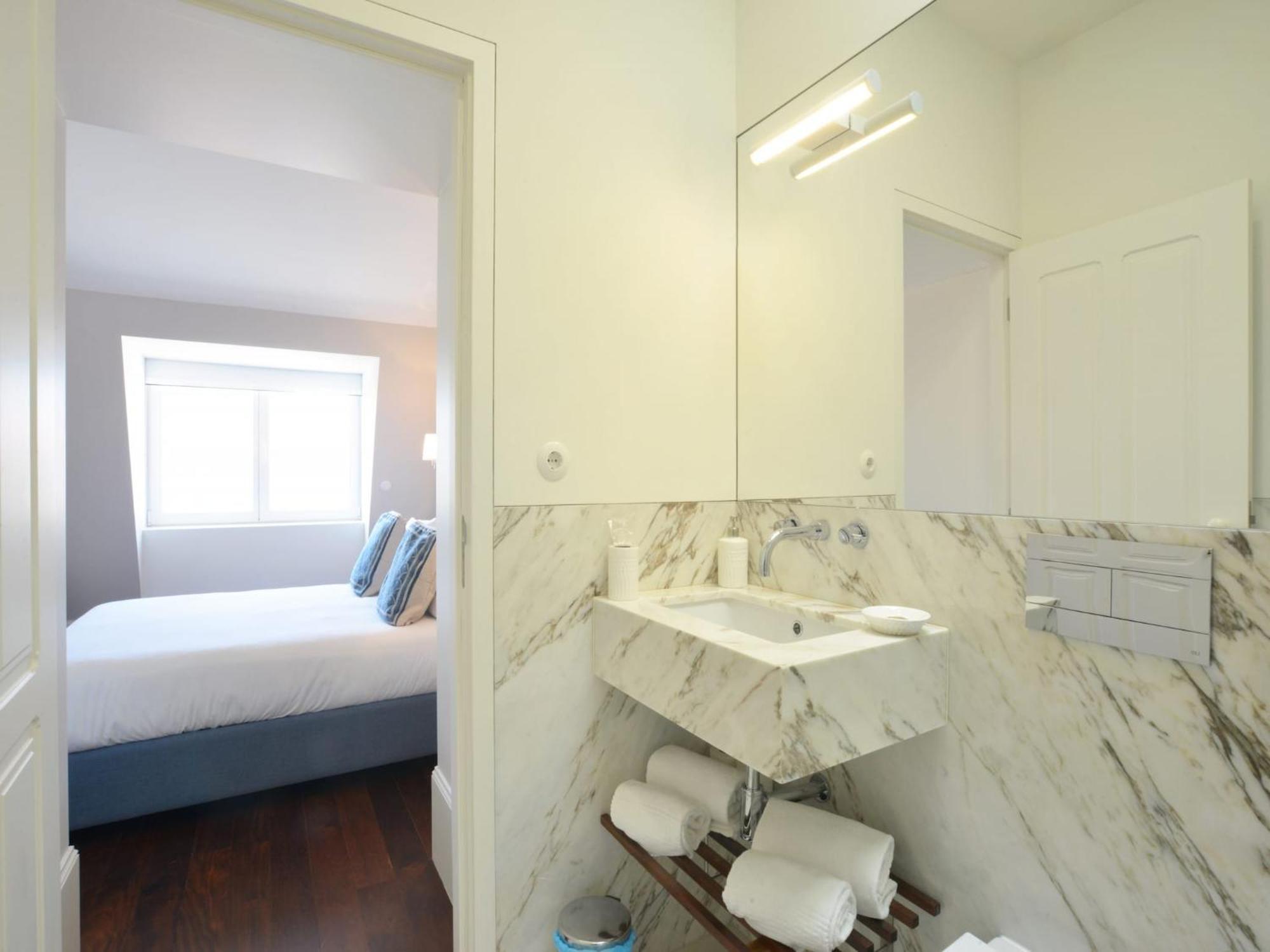 Retreat Comfort & Style In The Heart Apartment