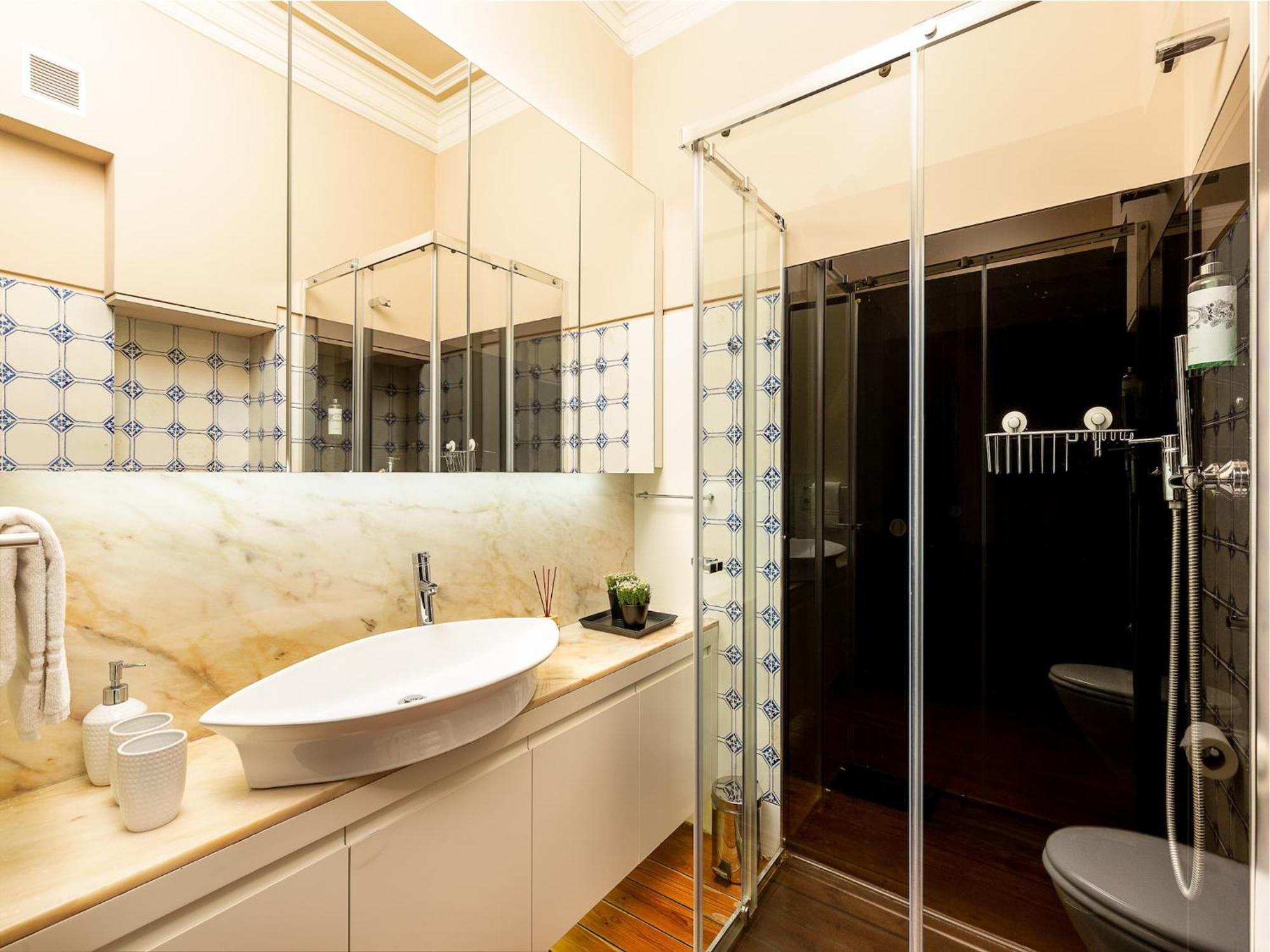 Charming With Balcony In Apartment Porto