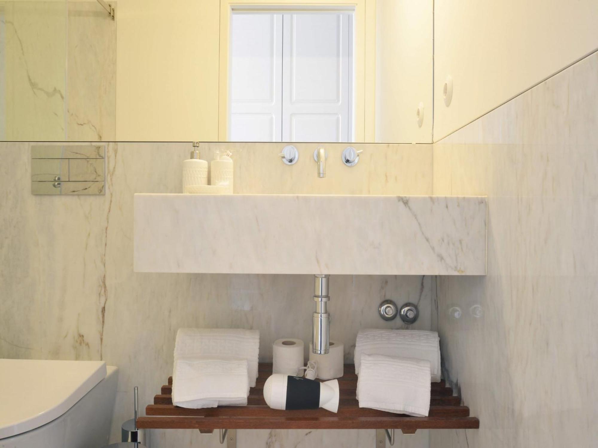 Apartment Spacious With Modern Amenities *