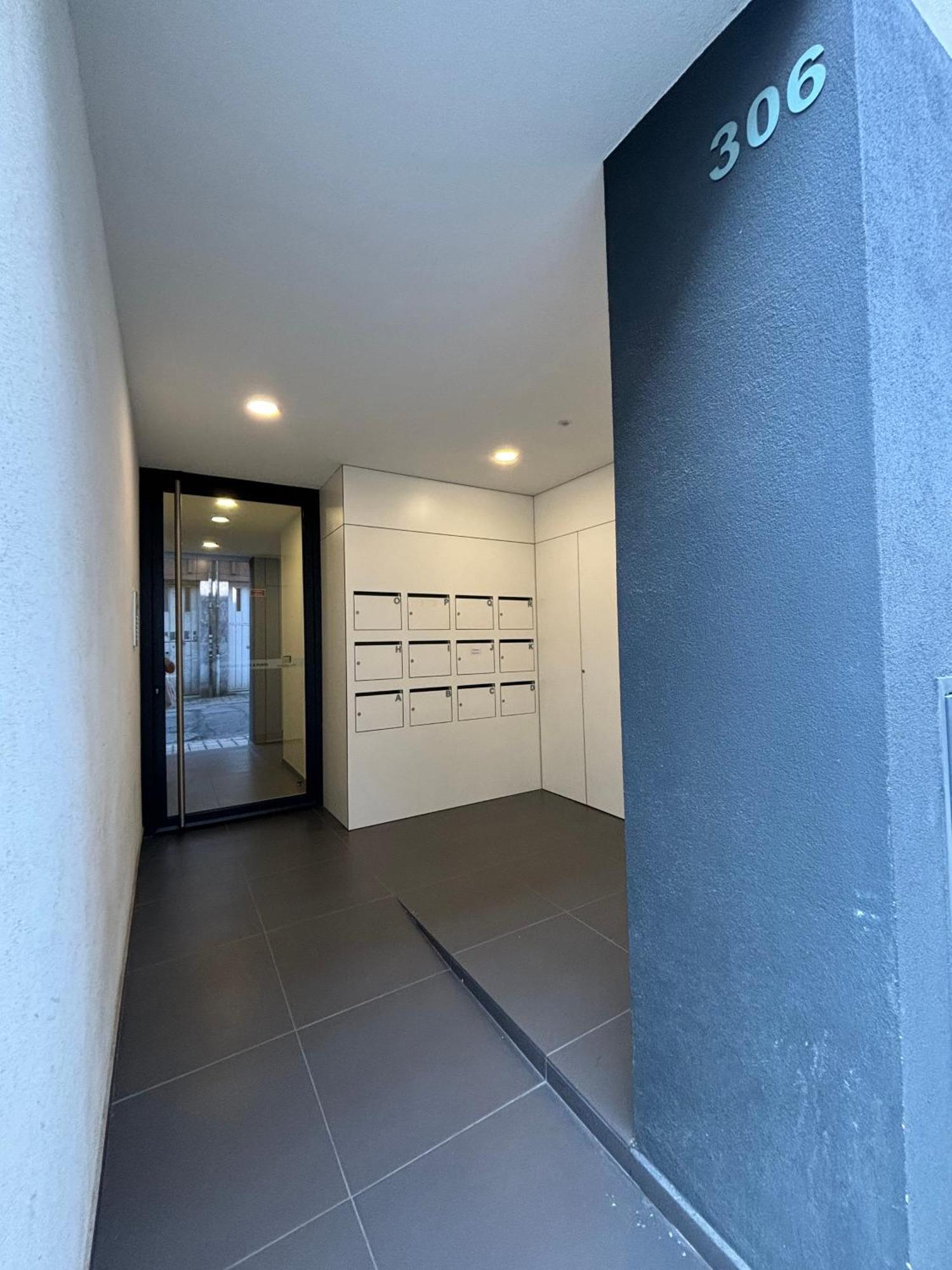 Modern With Balcony And Free Parking Apartment