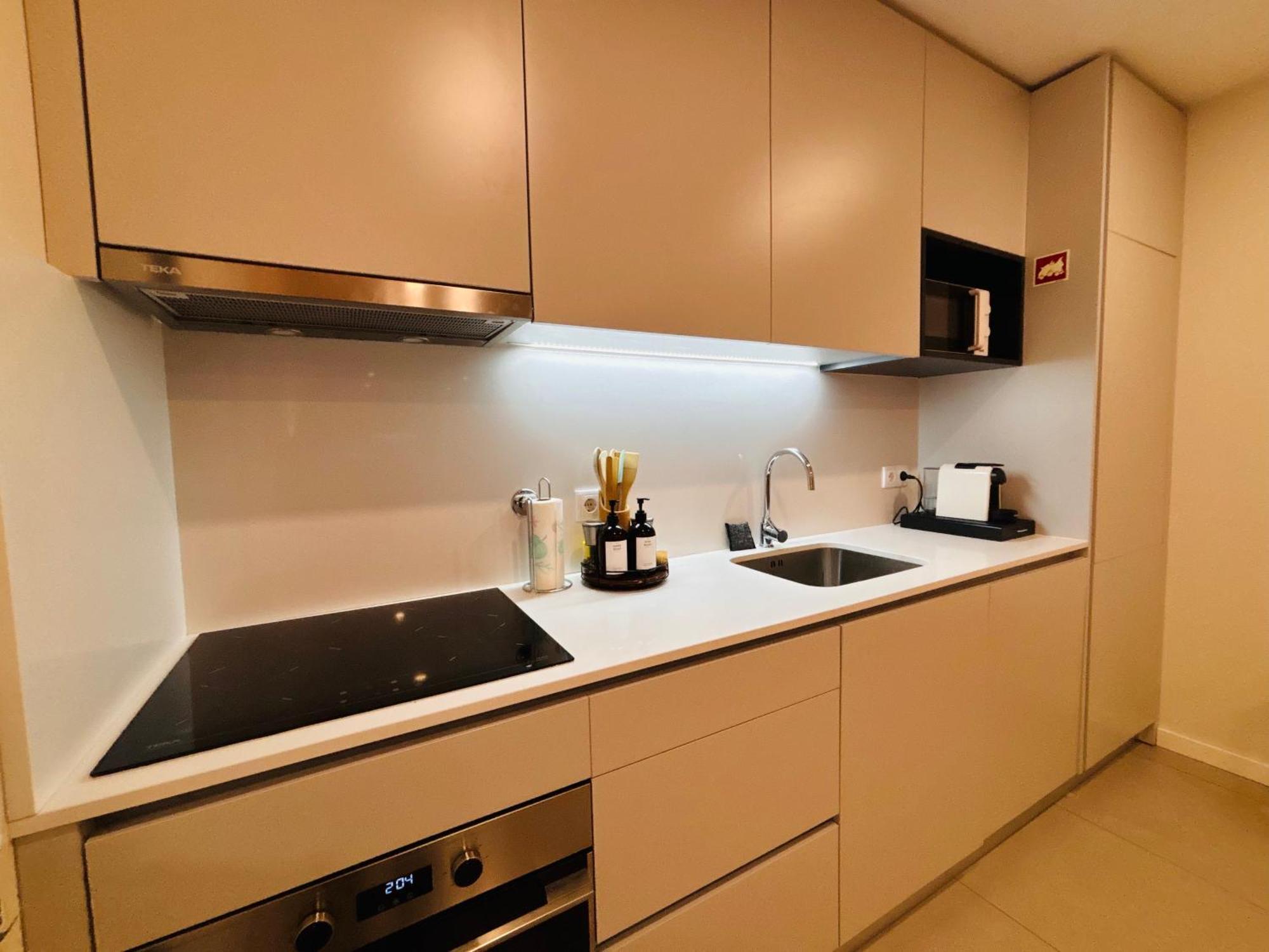 Modern With Balcony And Free Parking *
