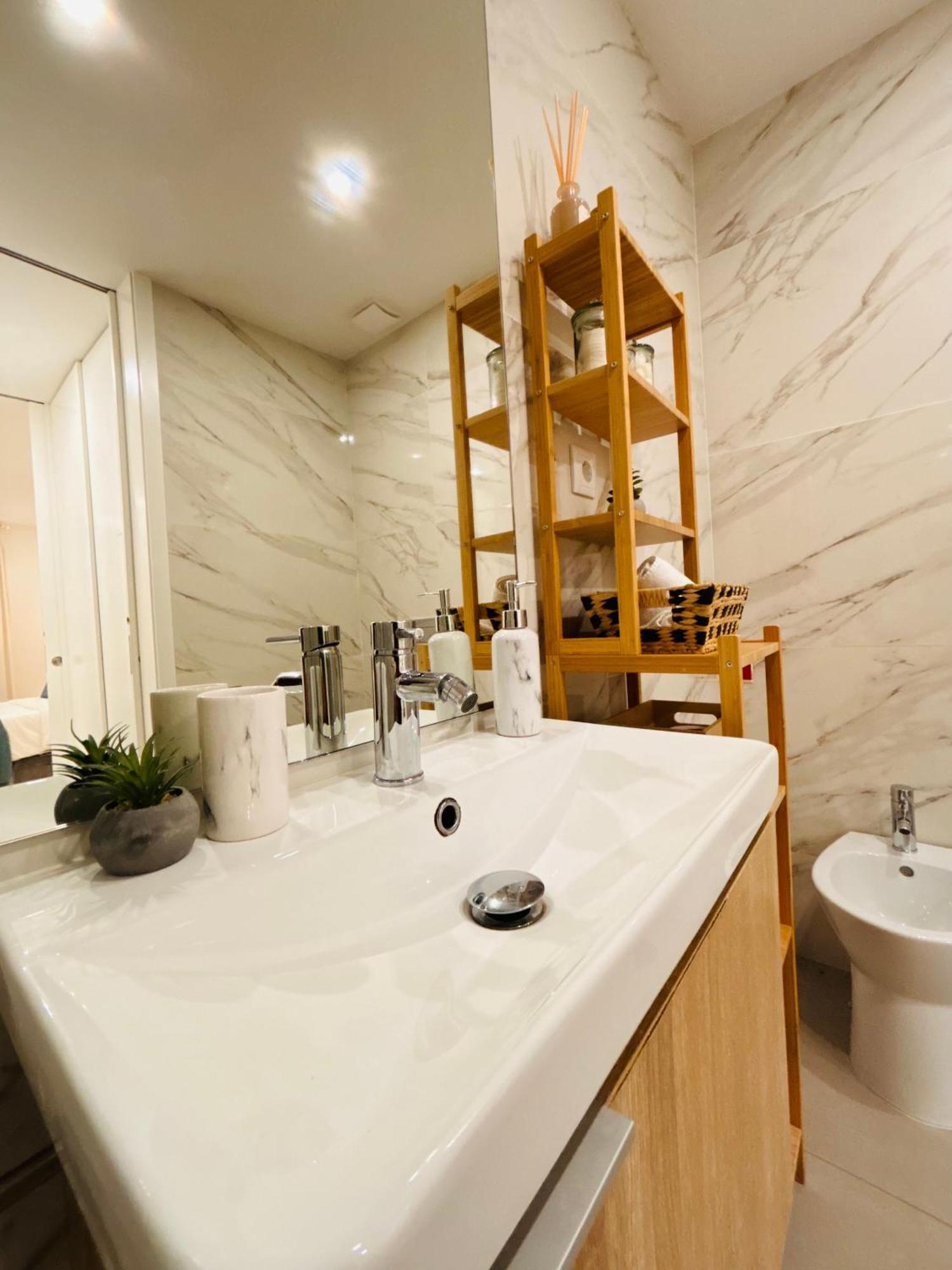 Modern With Balcony And Free Parking Porto